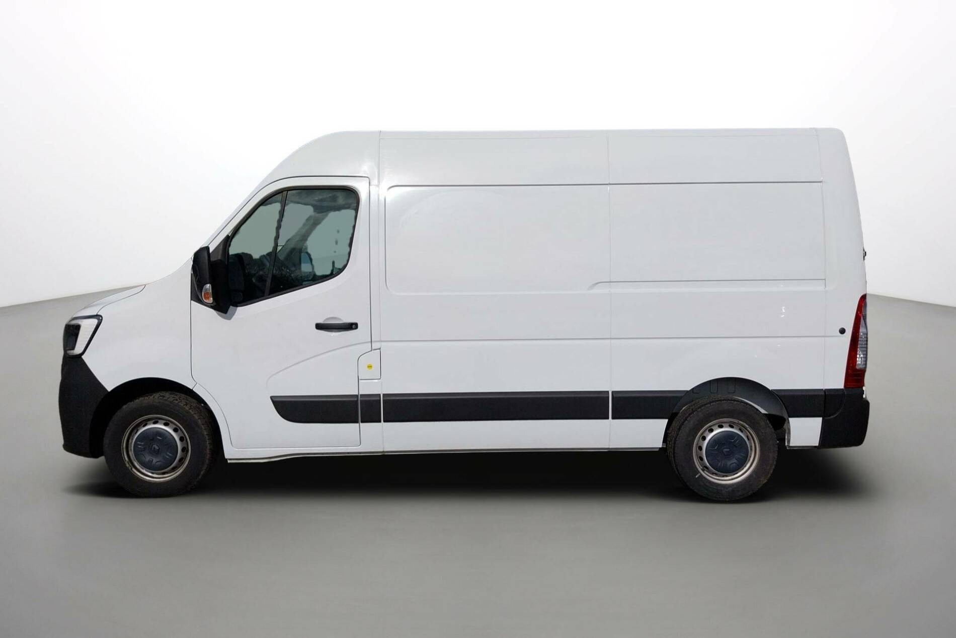 Vente en ligne Renault Master Fourgon MASTER FGN TRAC F3500 L2H2 BLUE DCI 135 au prix de 25 490 €