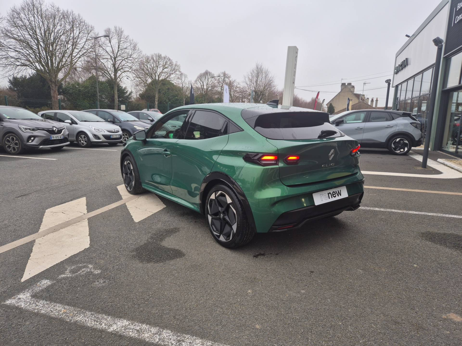 Vente en ligne Renault Clio 6 Clio E-Tech full hybrid 160 ch au prix de 28 200 €