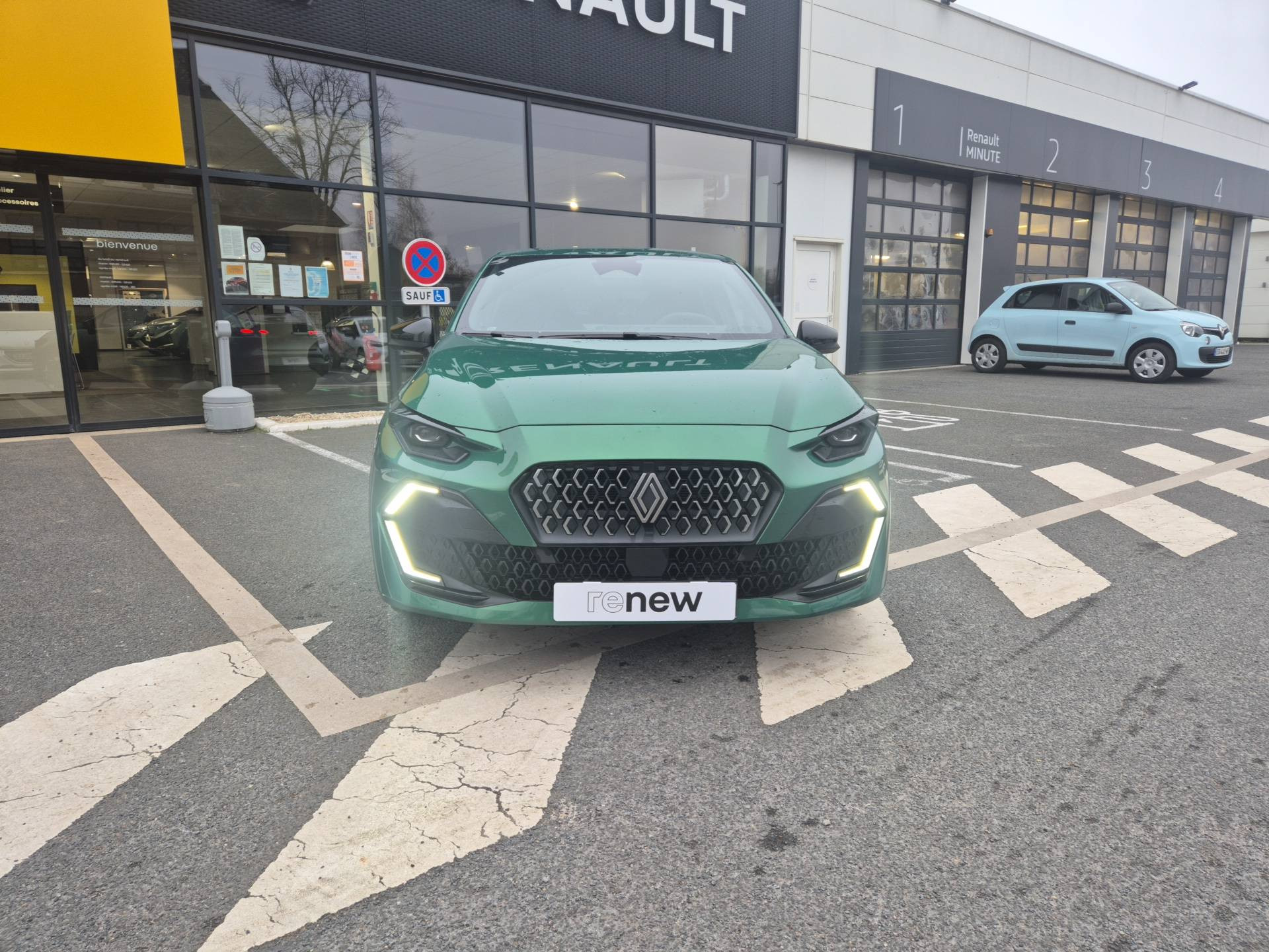 Vente en ligne Renault Clio 6 Clio E-Tech full hybrid 160 ch au prix de 28 200 €