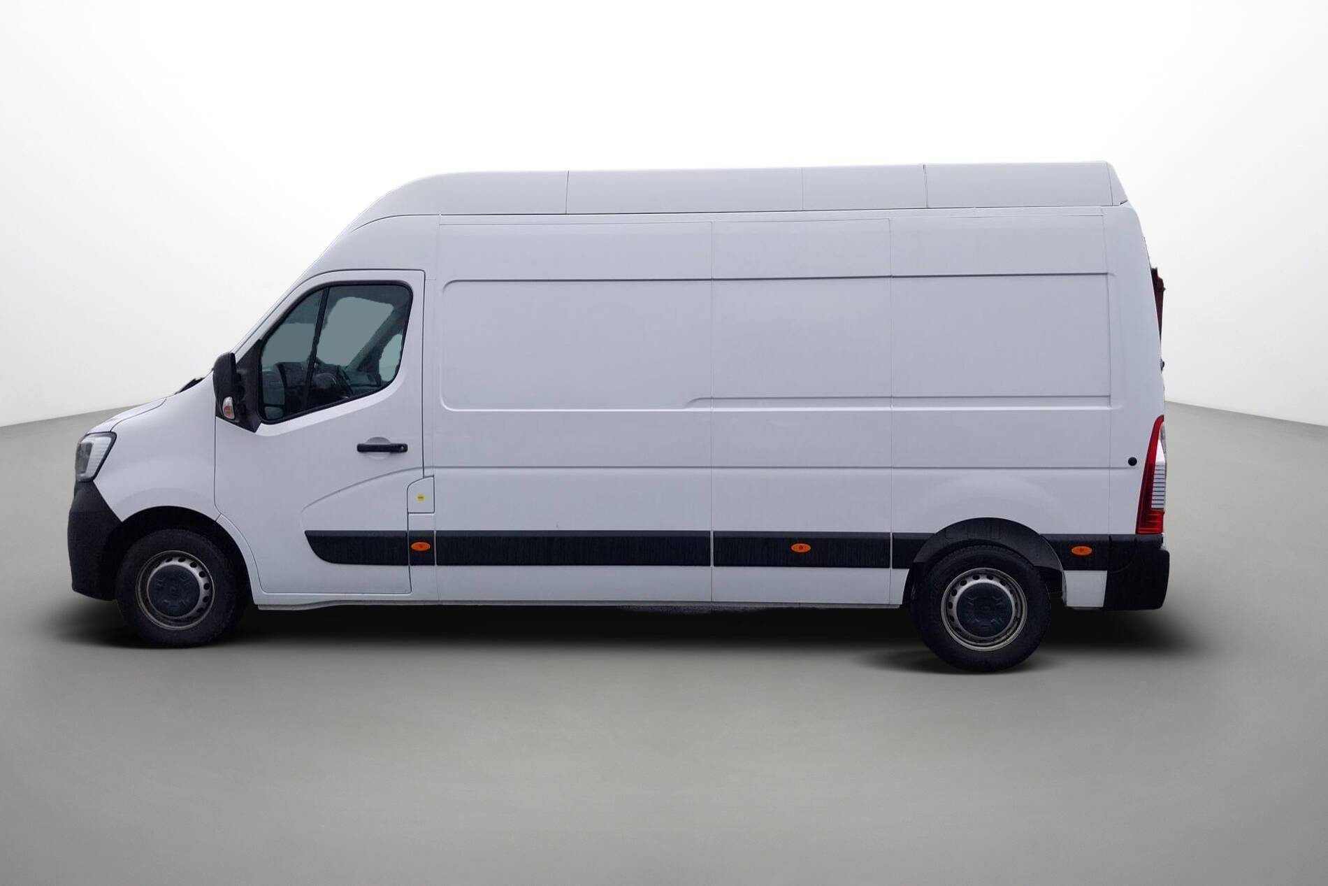 Vente en ligne Renault Master Fourgon MASTER FGN TRAC F3500 L3H3 BLUE DCI 135 au prix de 28 990 €