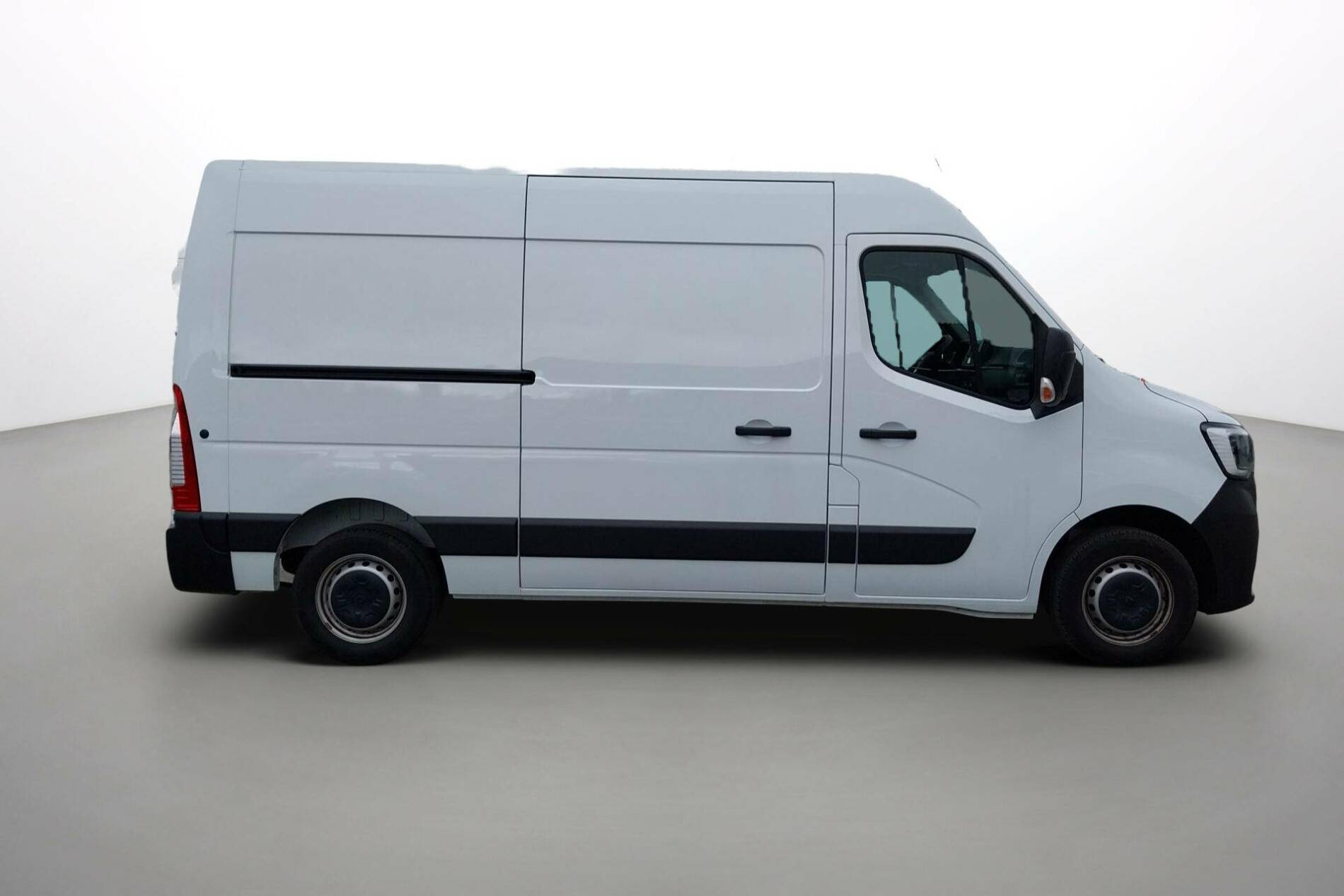 Vente en ligne Renault Master Fourgon MASTER FGN TRAC F3500 L2H2 BLUE DCI 135 au prix de 25 490 €