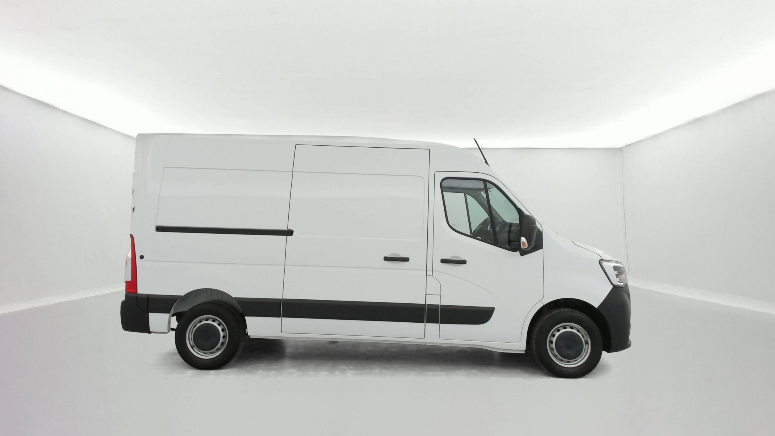 Vente en ligne Renault Master Fourgon MASTER FGN TRAC F3500 L2H2 BLUE DCI 135 au prix de 27 490 €