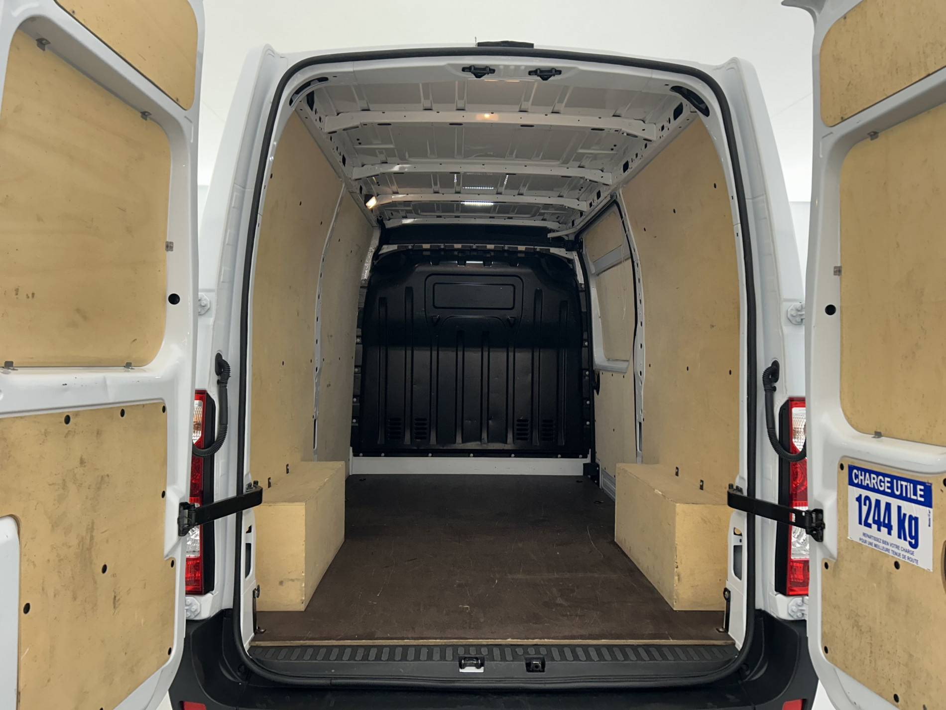 Vente en ligne Renault Master Fourgon MASTER FGN TRAC F3500 L2H2 BLUE DCI 135 au prix de 27 490 €