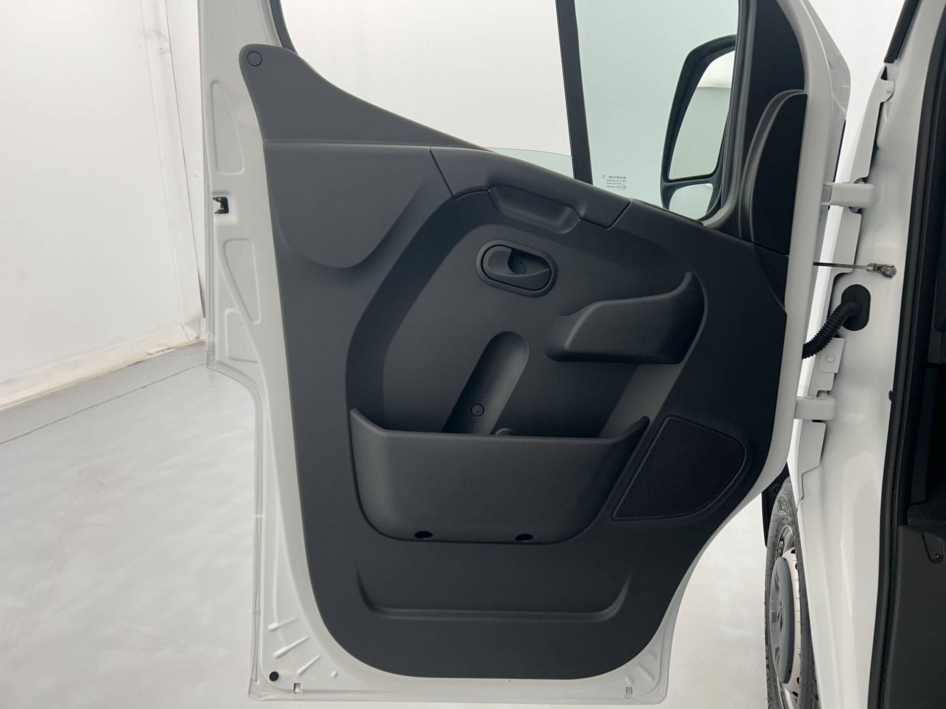 Vente en ligne Renault Master Fourgon MASTER FGN TRAC F3500 L2H2 BLUE DCI 135 au prix de 27 490 €