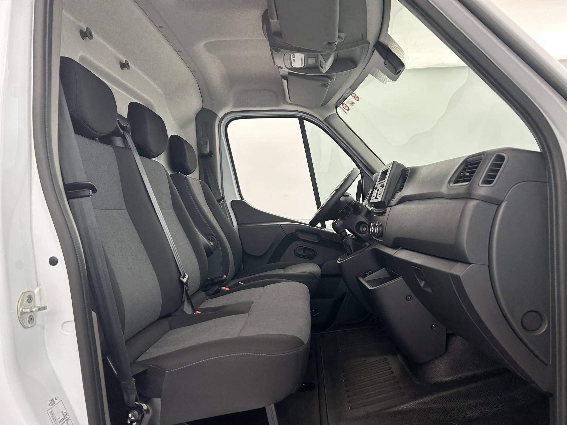 Vente en ligne Renault Master Fourgon MASTER FGN TRAC F3500 L2H2 BLUE DCI 135 au prix de 27 490 €