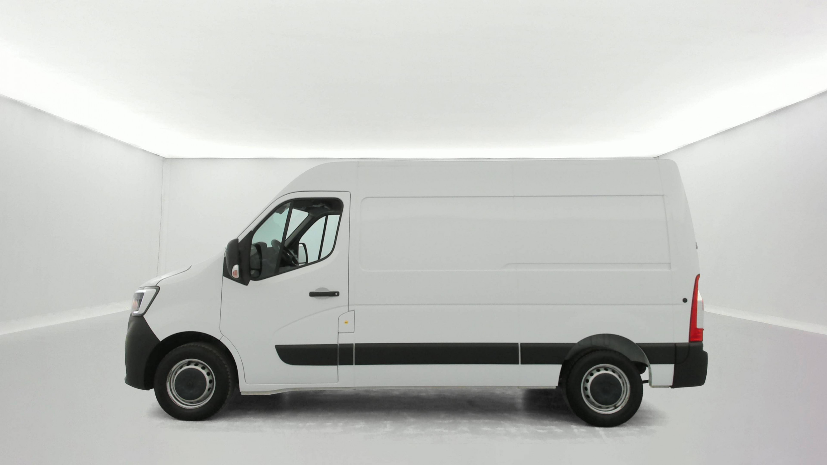 Vente en ligne Renault Master Fourgon MASTER FGN TRAC F3500 L2H2 BLUE DCI 135 au prix de 27 490 €