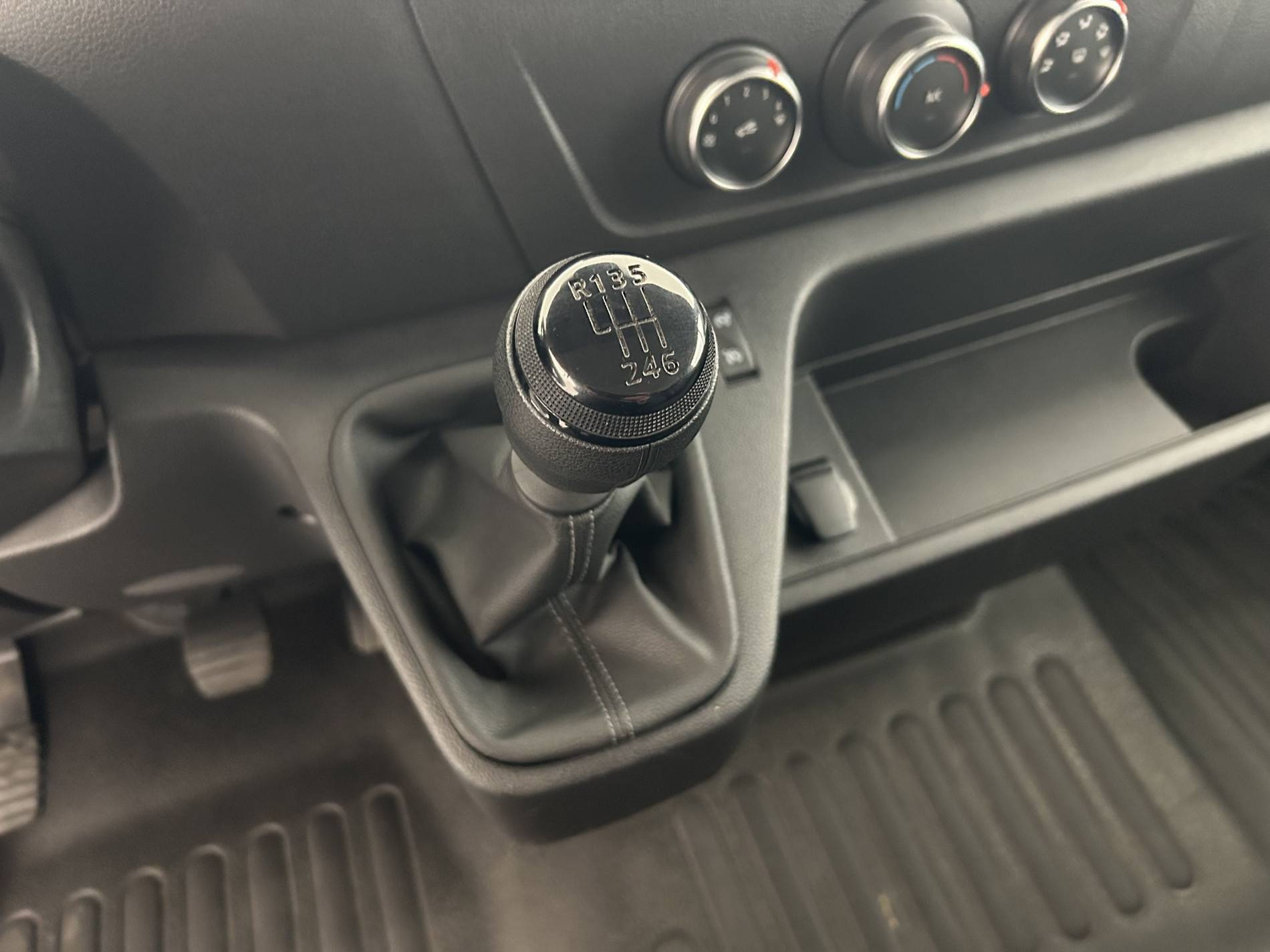 Vente en ligne Renault Master Fourgon MASTER FGN TRAC F3500 L2H2 BLUE DCI 135 au prix de 27 490 €