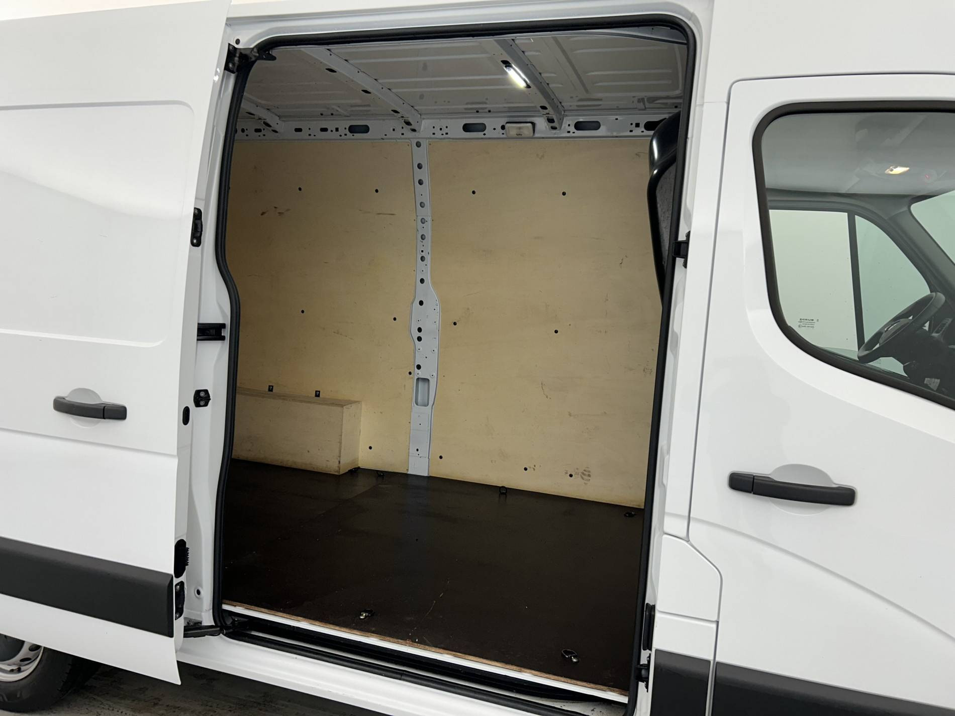 Vente en ligne Renault Master Fourgon MASTER FGN TRAC F3500 L2H2 BLUE DCI 135 au prix de 27 990 €