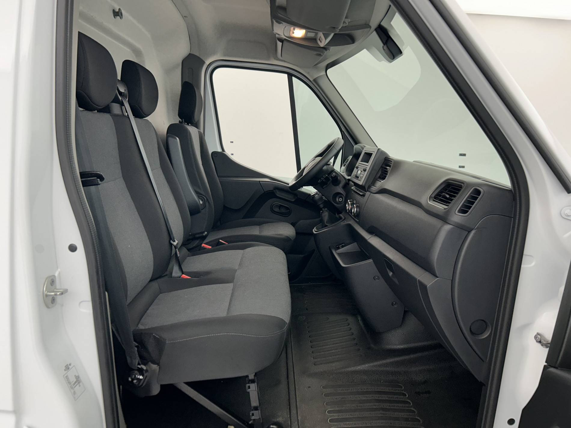 Vente en ligne Renault Master Fourgon MASTER FGN TRAC F3500 L2H2 BLUE DCI 135 au prix de 27 990 €