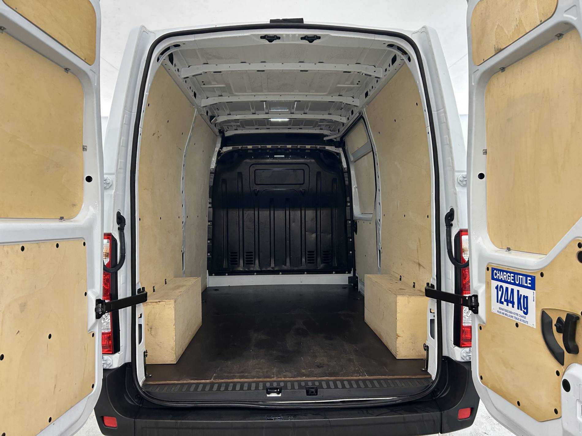 Vente en ligne Renault Master Fourgon MASTER FGN TRAC F3500 L2H2 BLUE DCI 135 au prix de 27 990 €