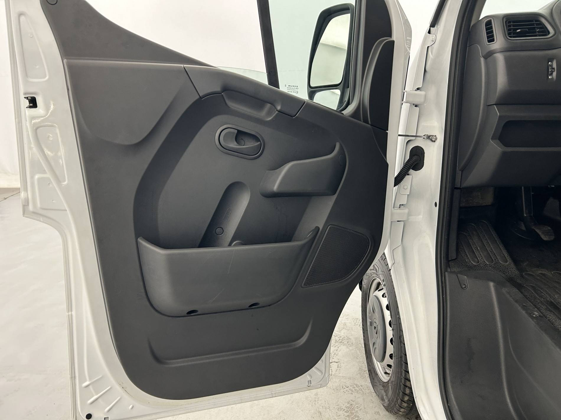 Vente en ligne Renault Master Fourgon MASTER FGN TRAC F3500 L2H2 BLUE DCI 135 au prix de 27 990 €