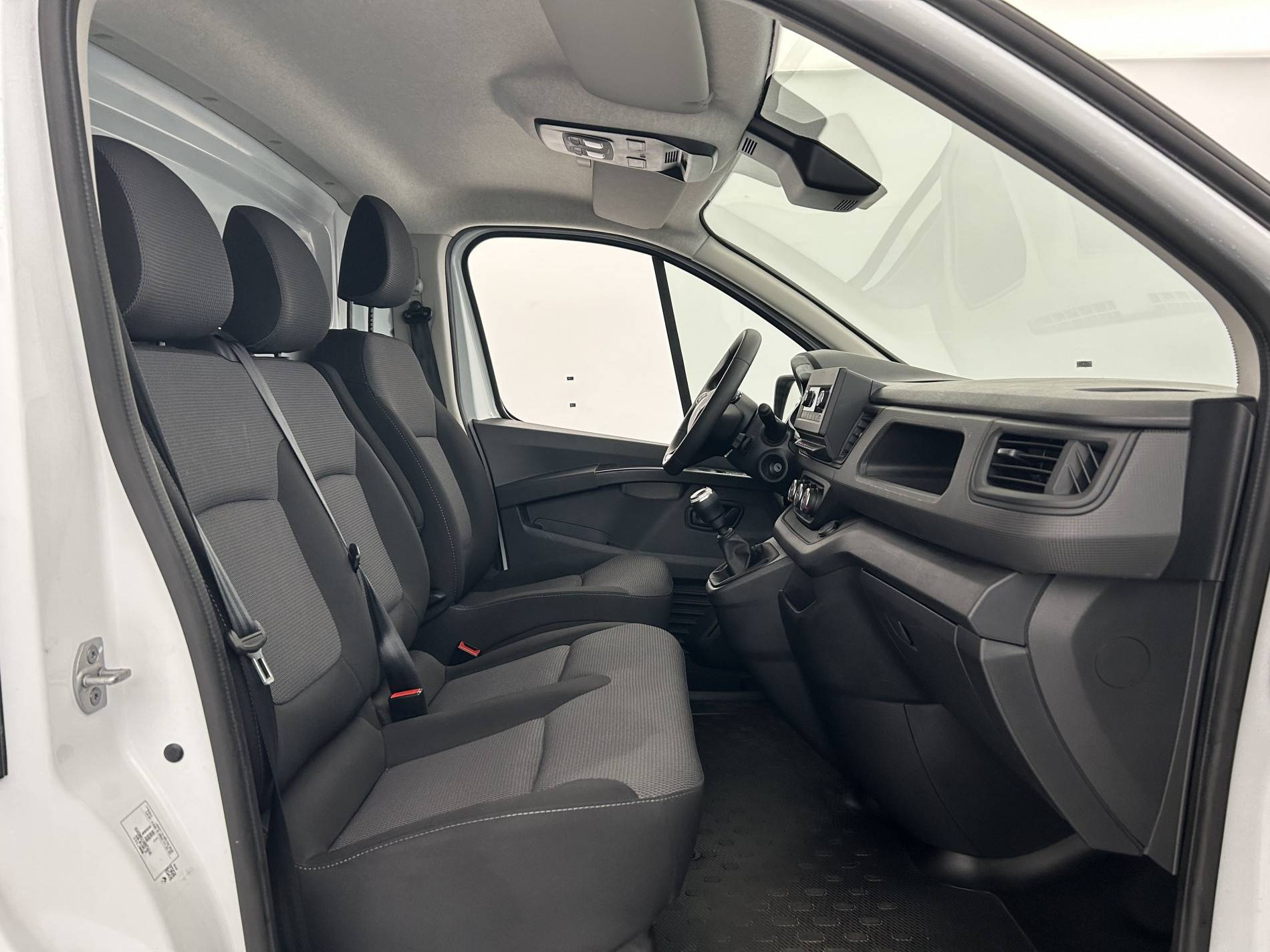 Vente en ligne Renault Trafic 3 Fourgon TRAFIC FGN L1H1 3000 KG BLUE DCI 130 au prix de 24 690 €