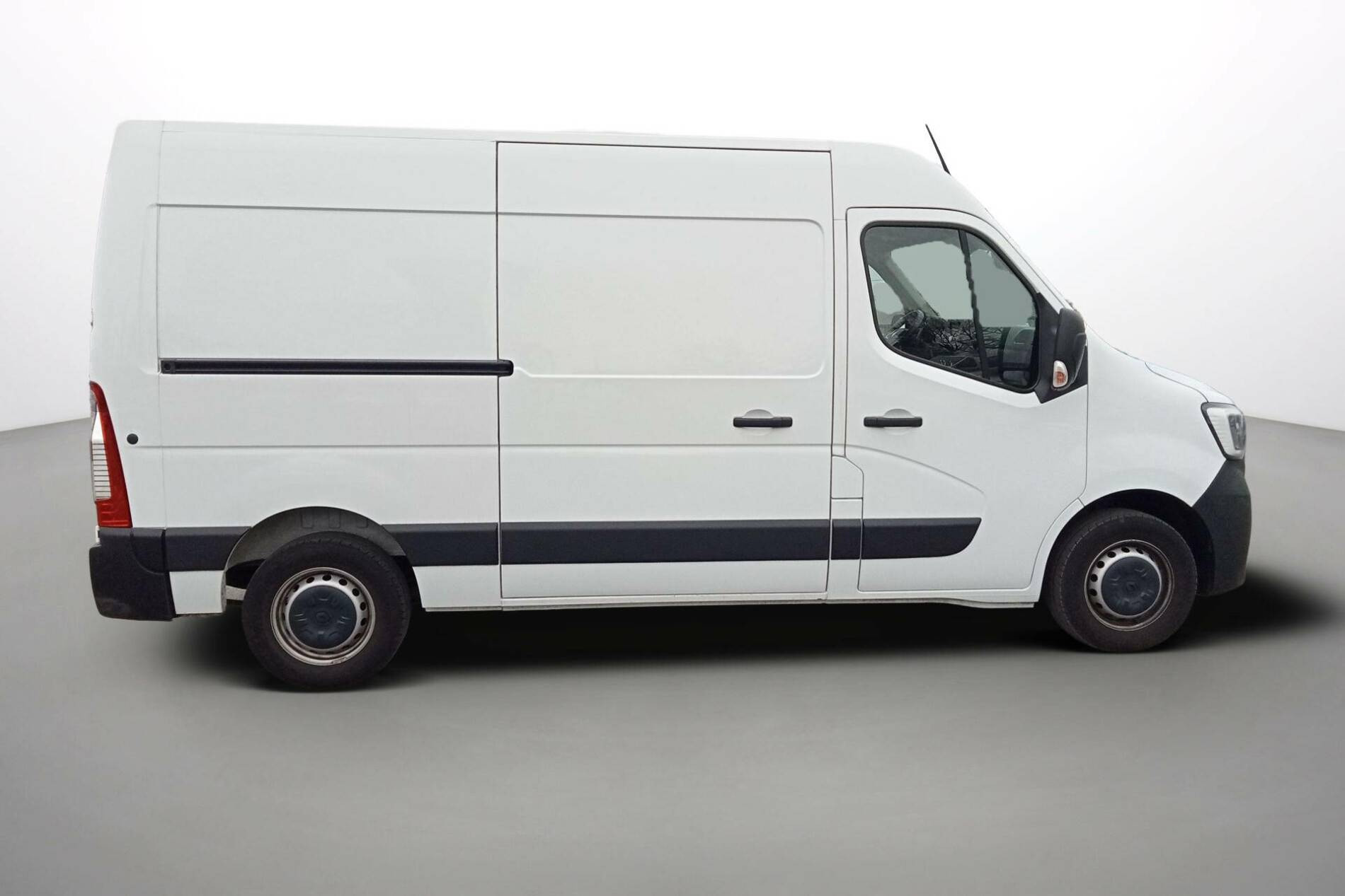 Vente en ligne Renault Master Fourgon MASTER FGN TRAC F3500 L2H2 BLUE DCI 135 au prix de 26 990 €