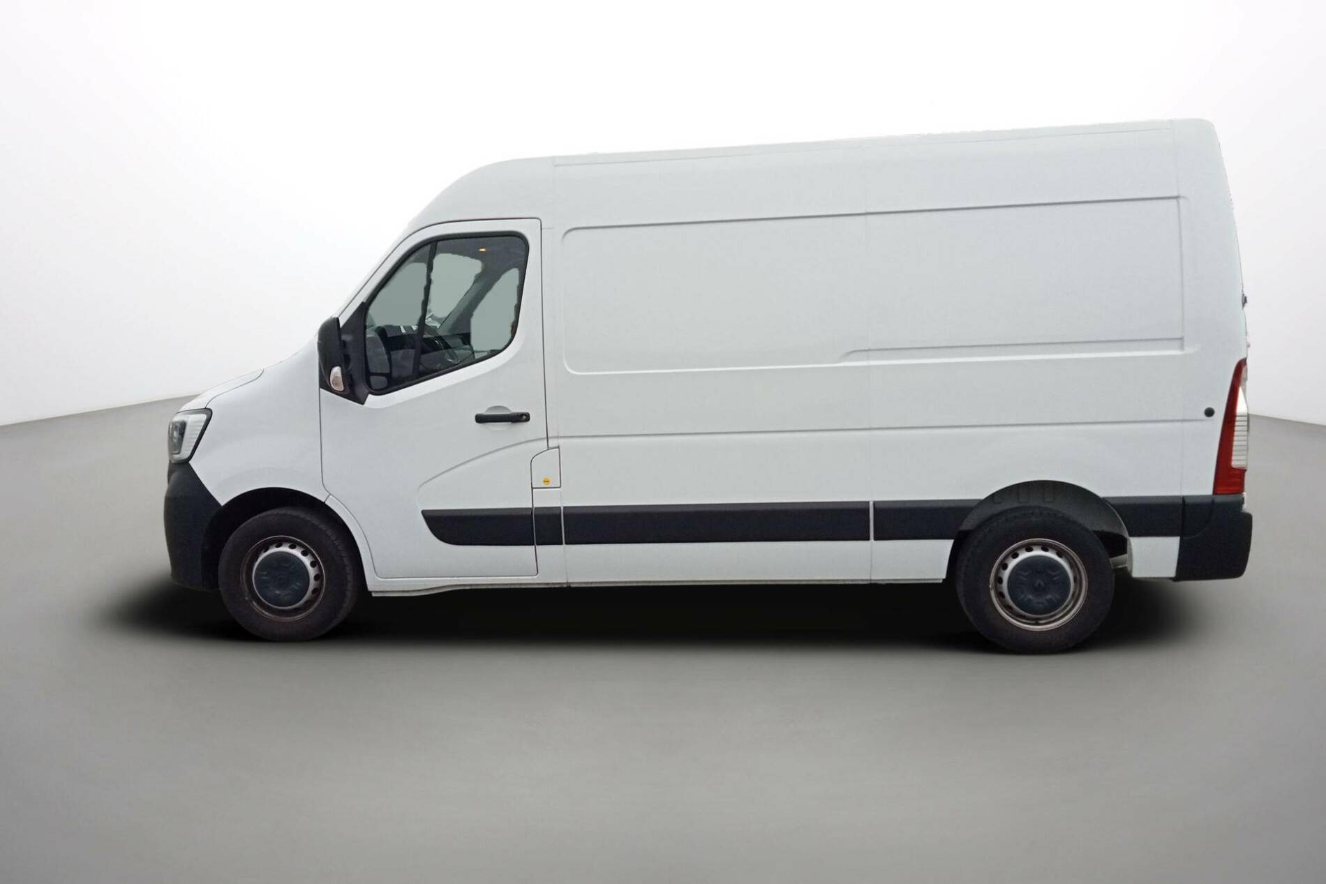 Vente en ligne Renault Master Fourgon MASTER FGN TRAC F3500 L2H2 BLUE DCI 135 au prix de 26 990 €