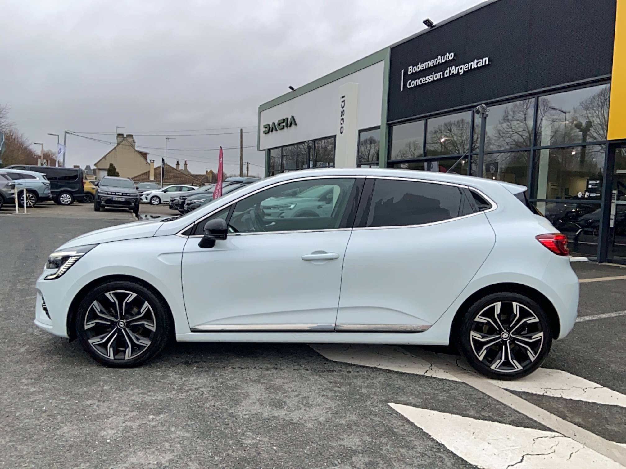 Vente en ligne Renault Clio 5 Clio TCe 90 - 21N au prix de 15 490 €