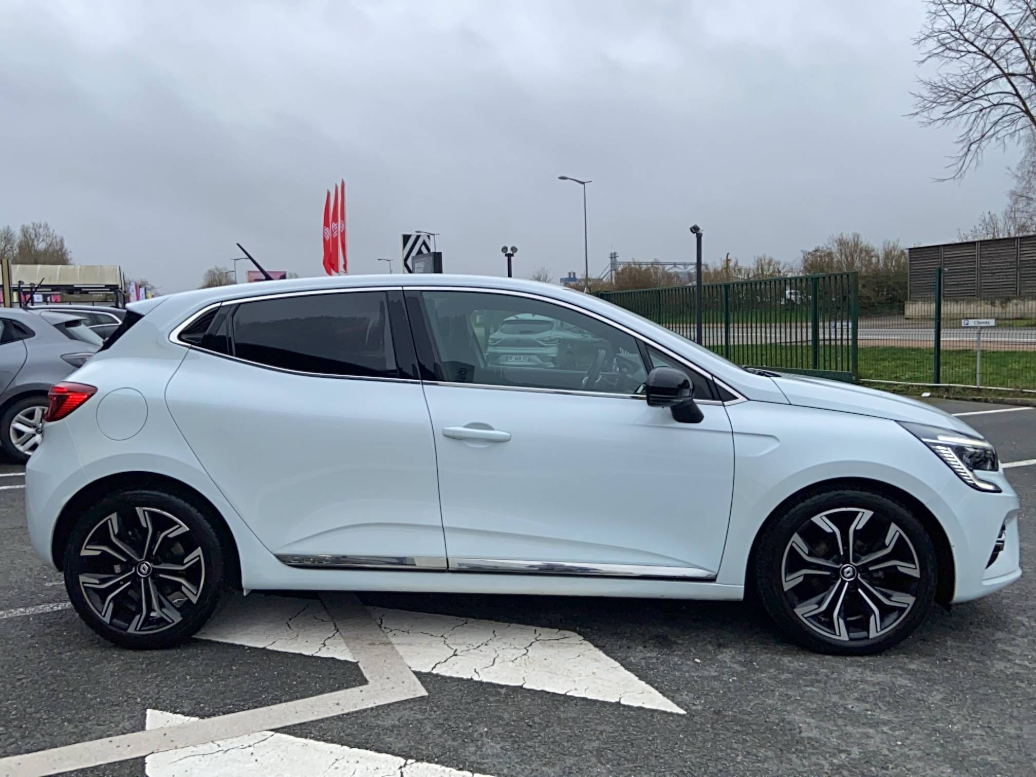 Vente en ligne Renault Clio 5 Clio TCe 90 - 21N au prix de 15 490 €