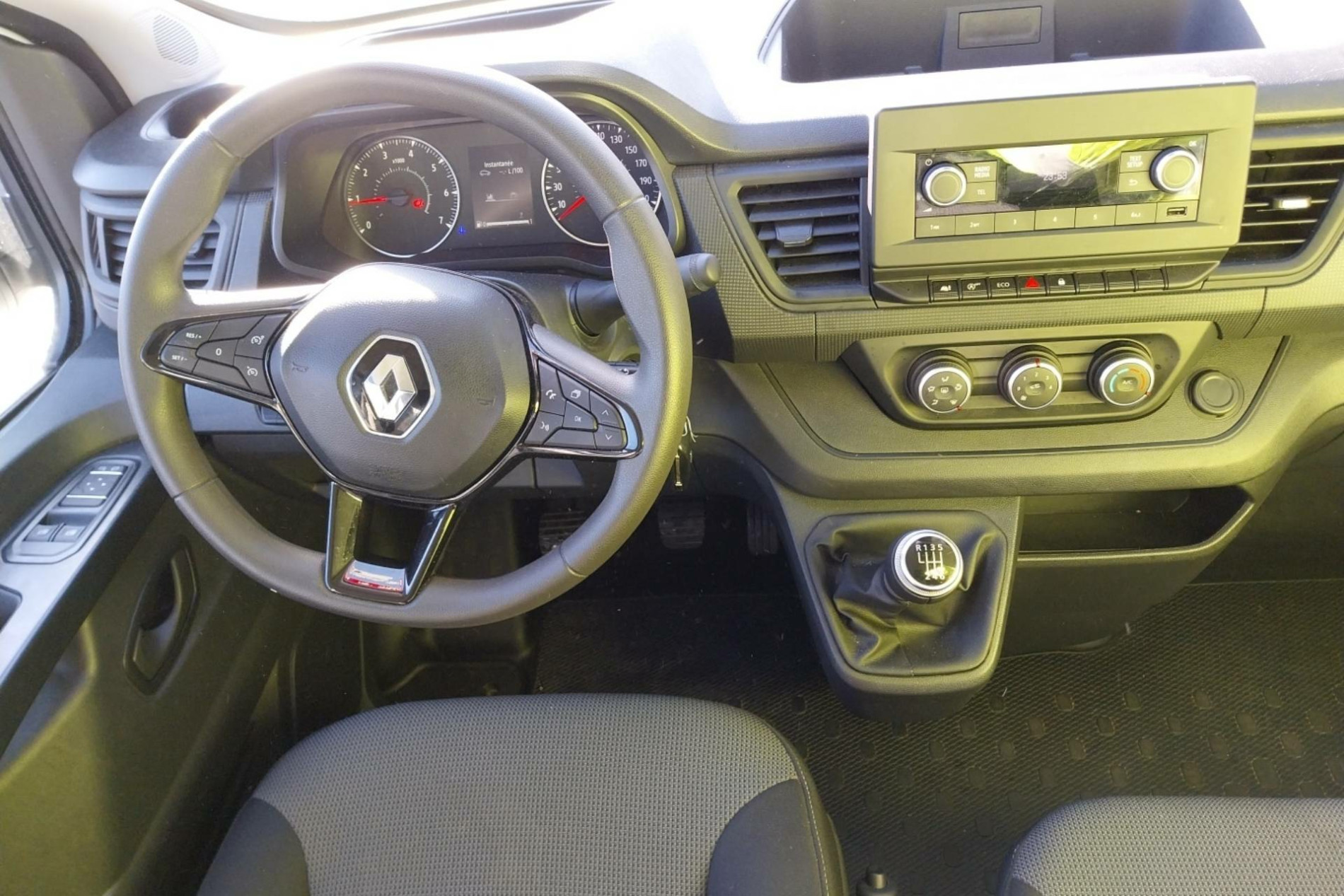 Vente en ligne Renault Trafic 3 Fourgon TRAFIC FGN L1H1 3000 KG BLUE DCI 130 au prix de 24 690 €