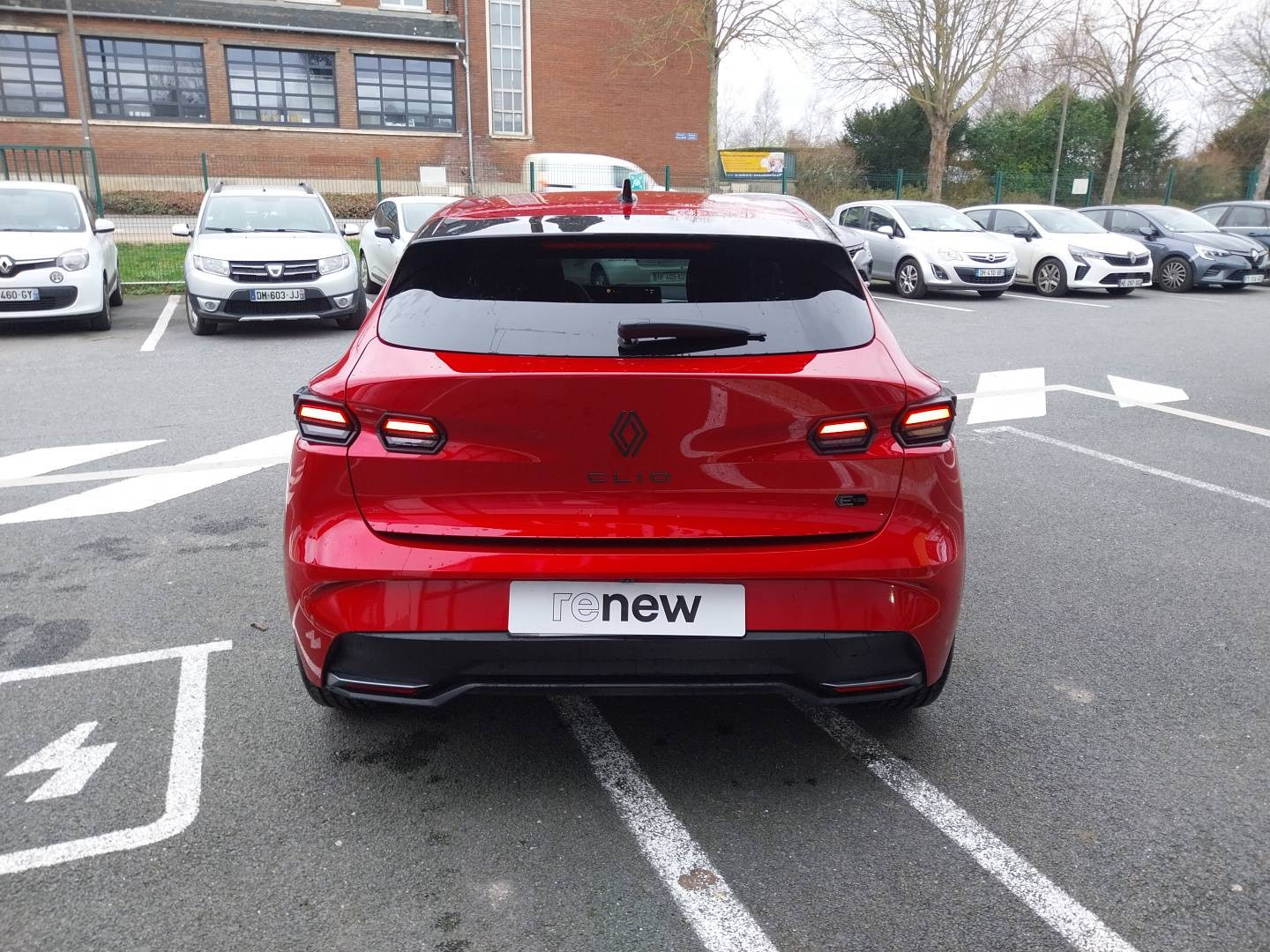 Vente en ligne Renault Clio 6 Clio E-Tech full hybrid 160 ch au prix de 30 800 €