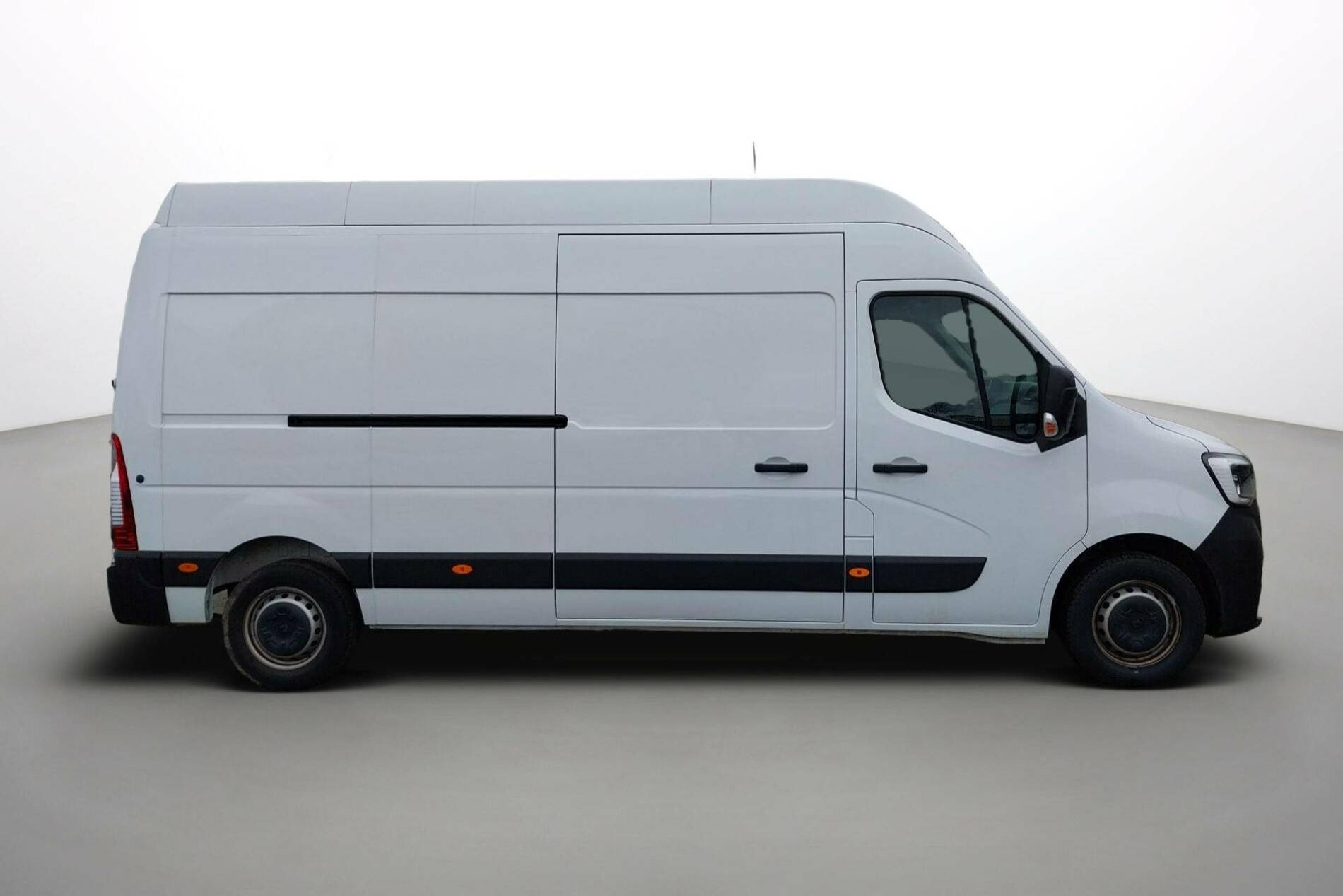 Vente en ligne Renault Master Fourgon MASTER FGN TRAC F3500 L3H3 BLUE DCI 135 au prix de 28 990 €