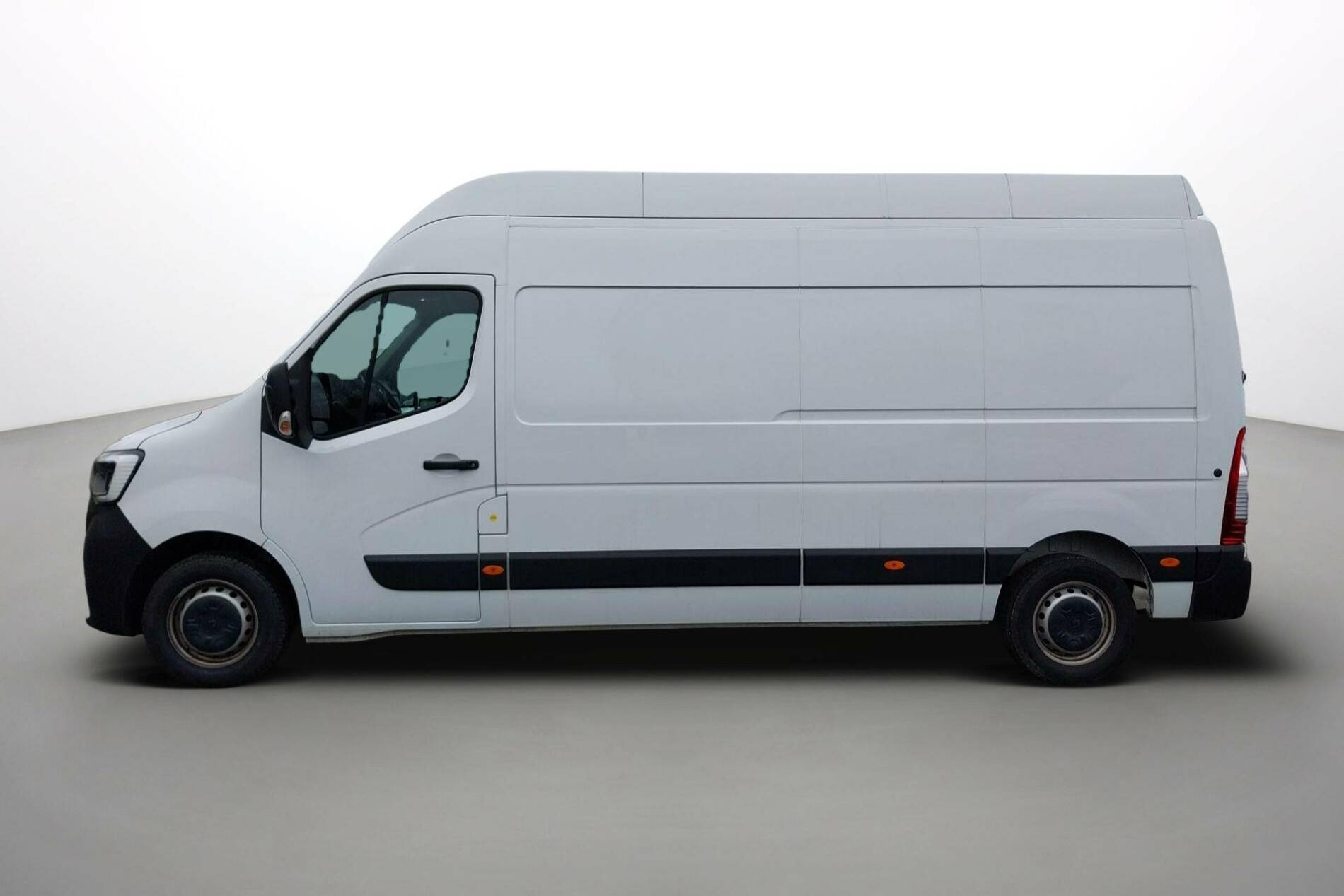Vente en ligne Renault Master Fourgon MASTER FGN TRAC F3500 L3H3 BLUE DCI 135 au prix de 28 990 €