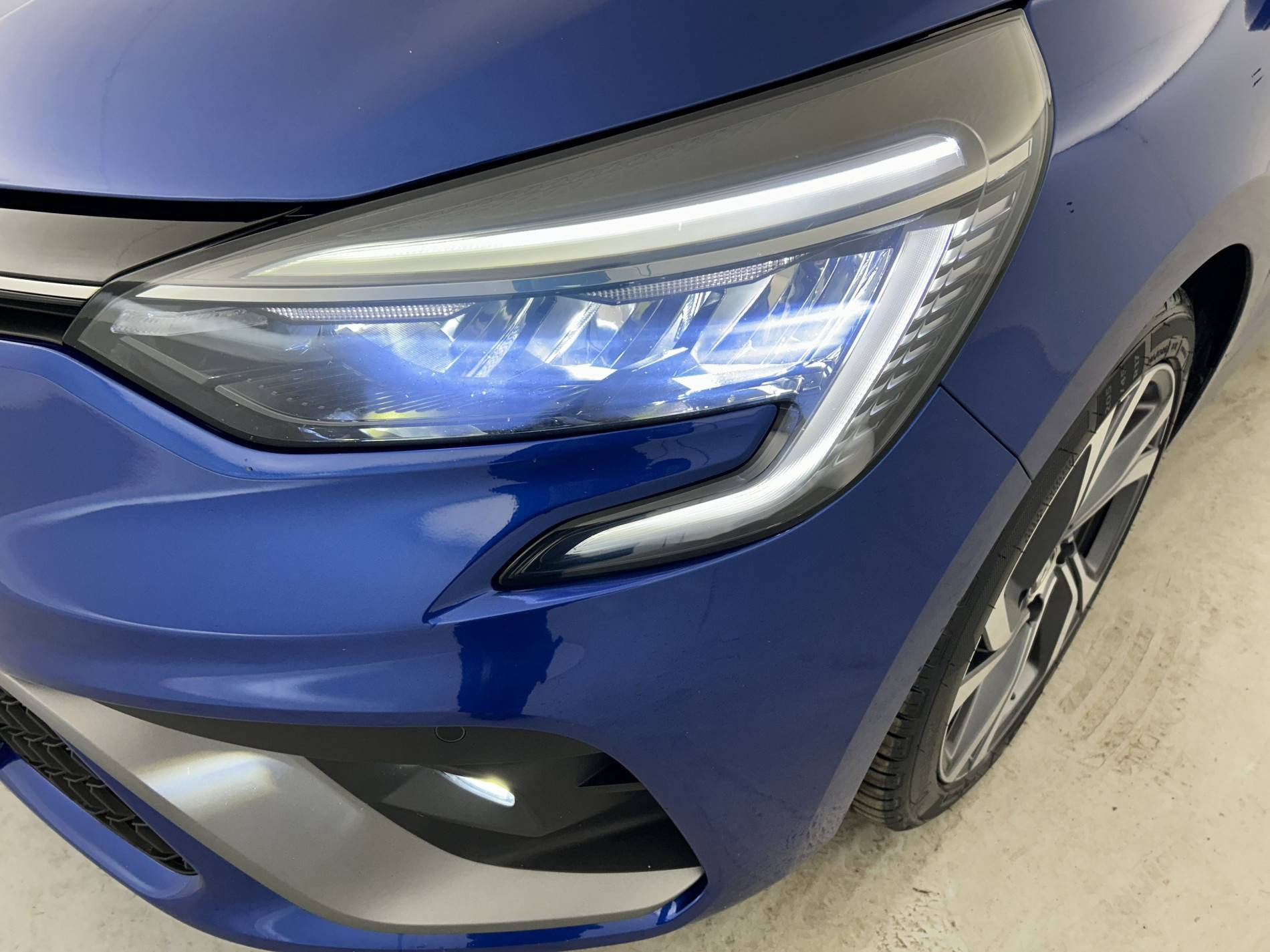 Vente en ligne Renault Clio 5 Clio E-Tech 140 - 21N au prix de 16 790 €