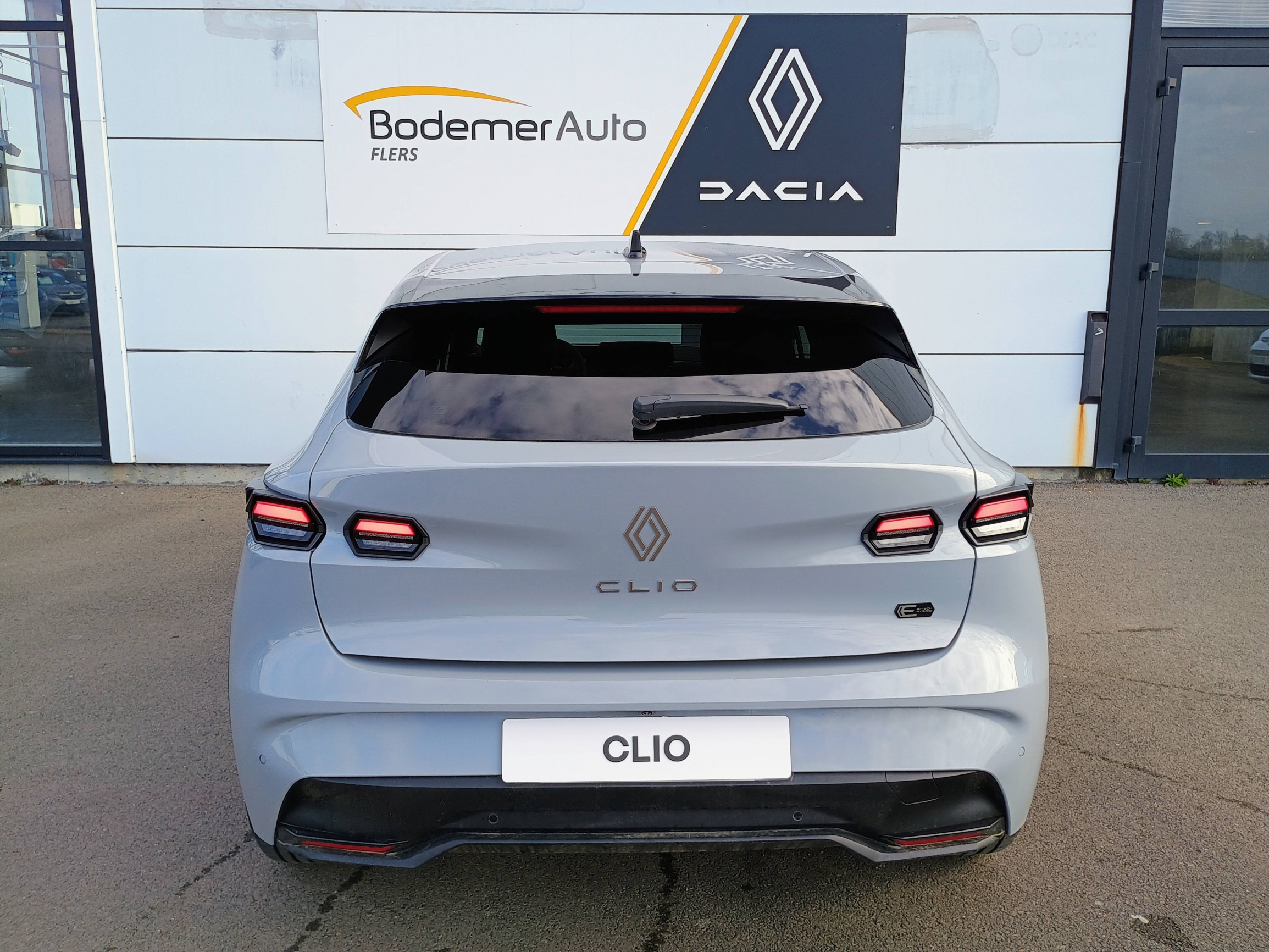 Vente en ligne Renault Clio 6 Clio E-Tech full hybrid 160 ch au prix de 26 980 €