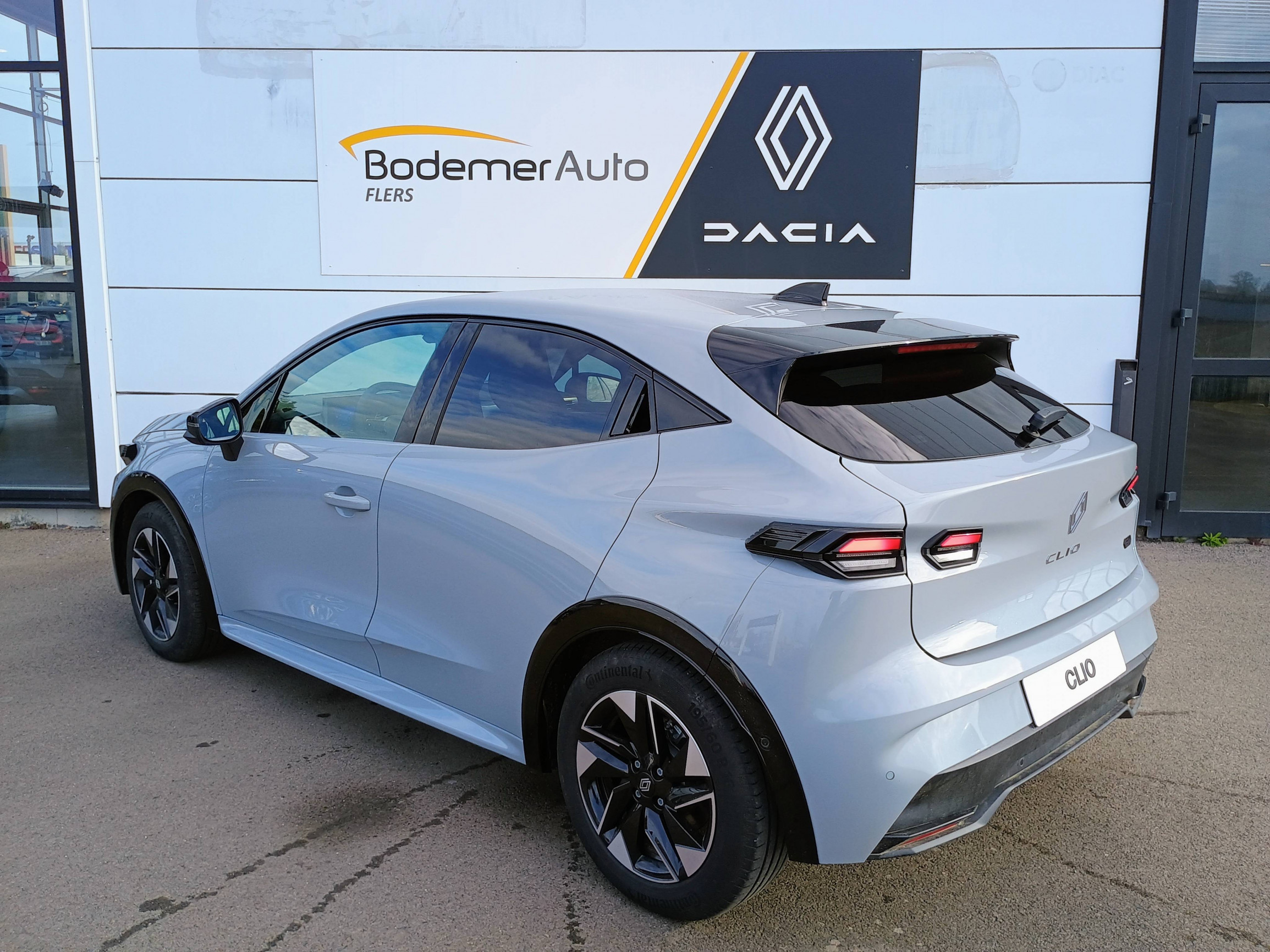 Vente en ligne Renault Clio 6 Clio E-Tech full hybrid 160 ch au prix de 26 980 €