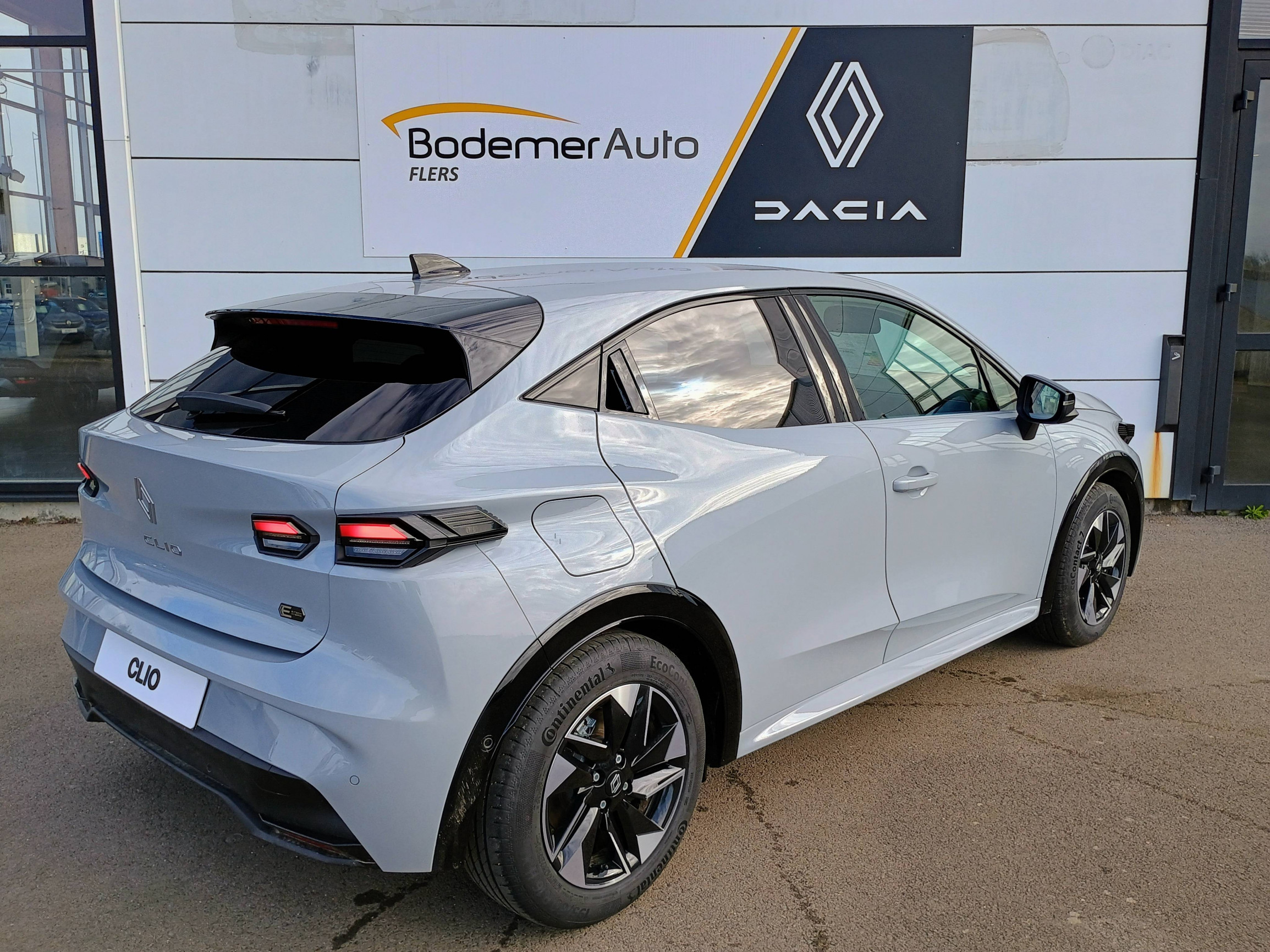 Vente en ligne Renault Clio 6 Clio E-Tech full hybrid 160 ch au prix de 26 980 €