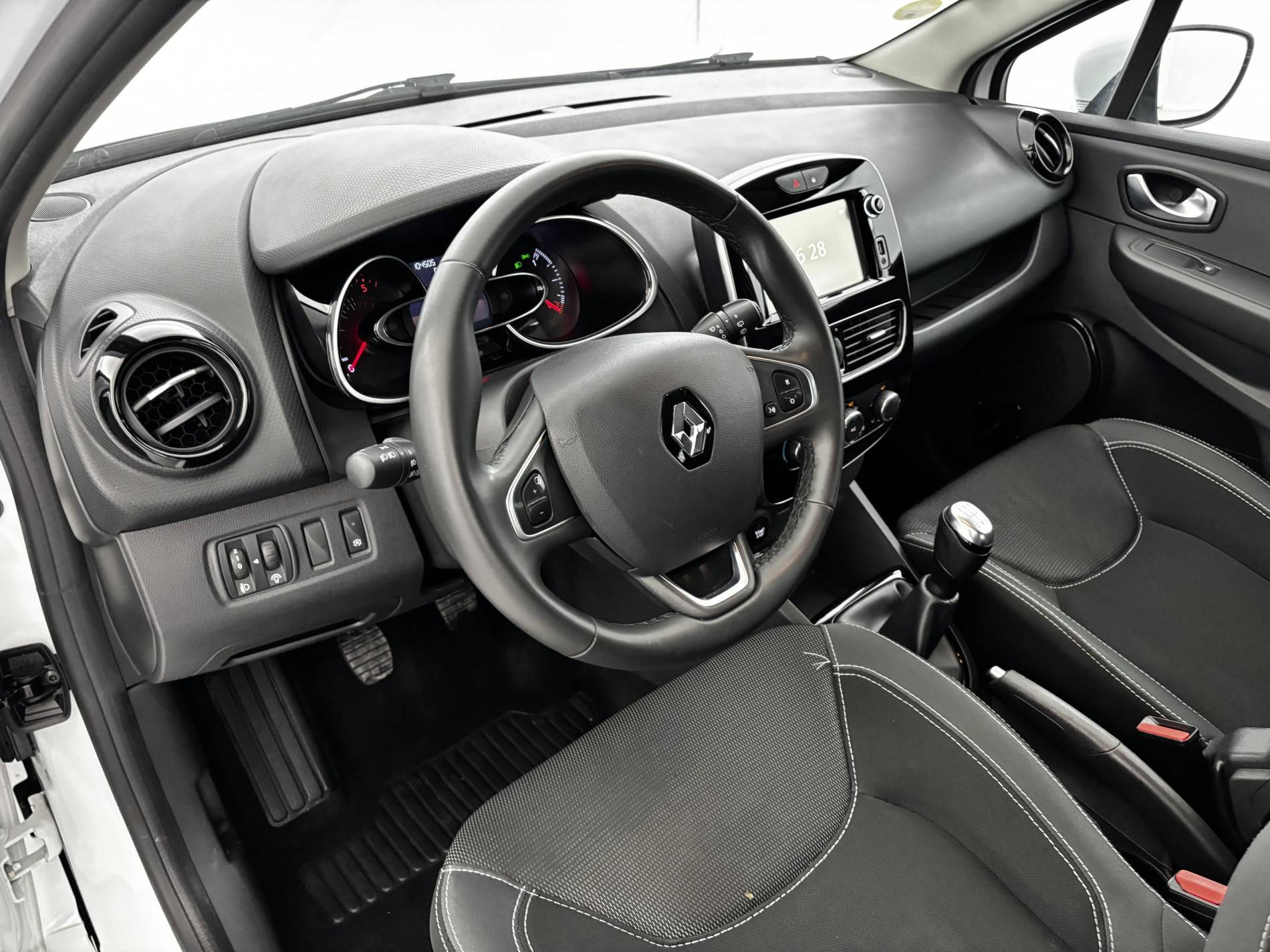 Vente en ligne Renault Clio 4 Estate Clio Estate dCi 90 E6C au prix de 8 690 €