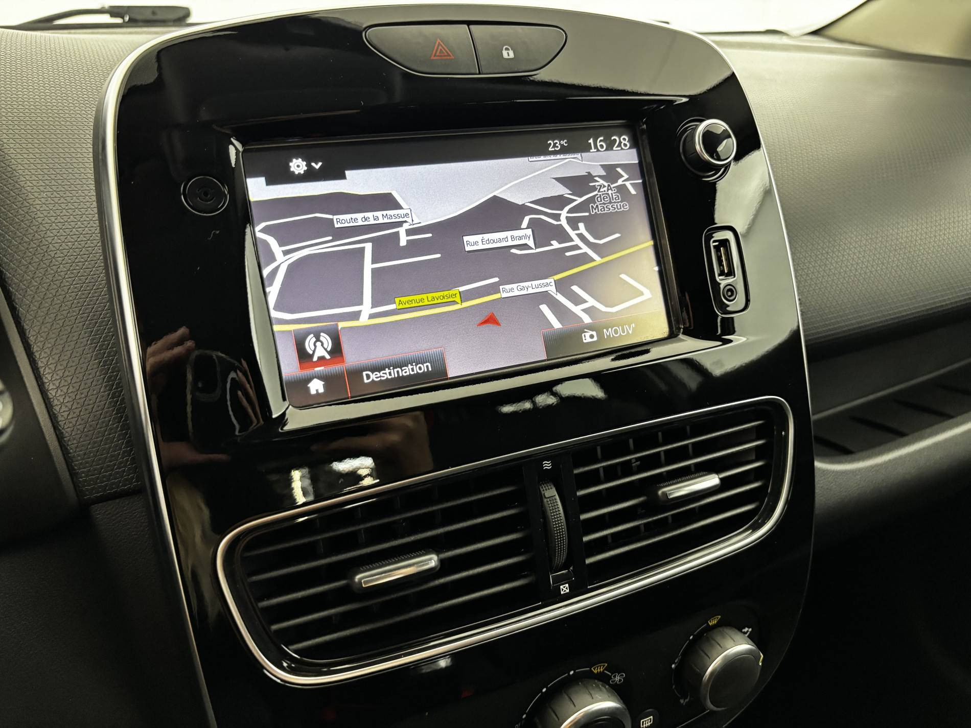 Vente en ligne Renault Clio 4 Estate Clio Estate dCi 90 E6C au prix de 8 690 €