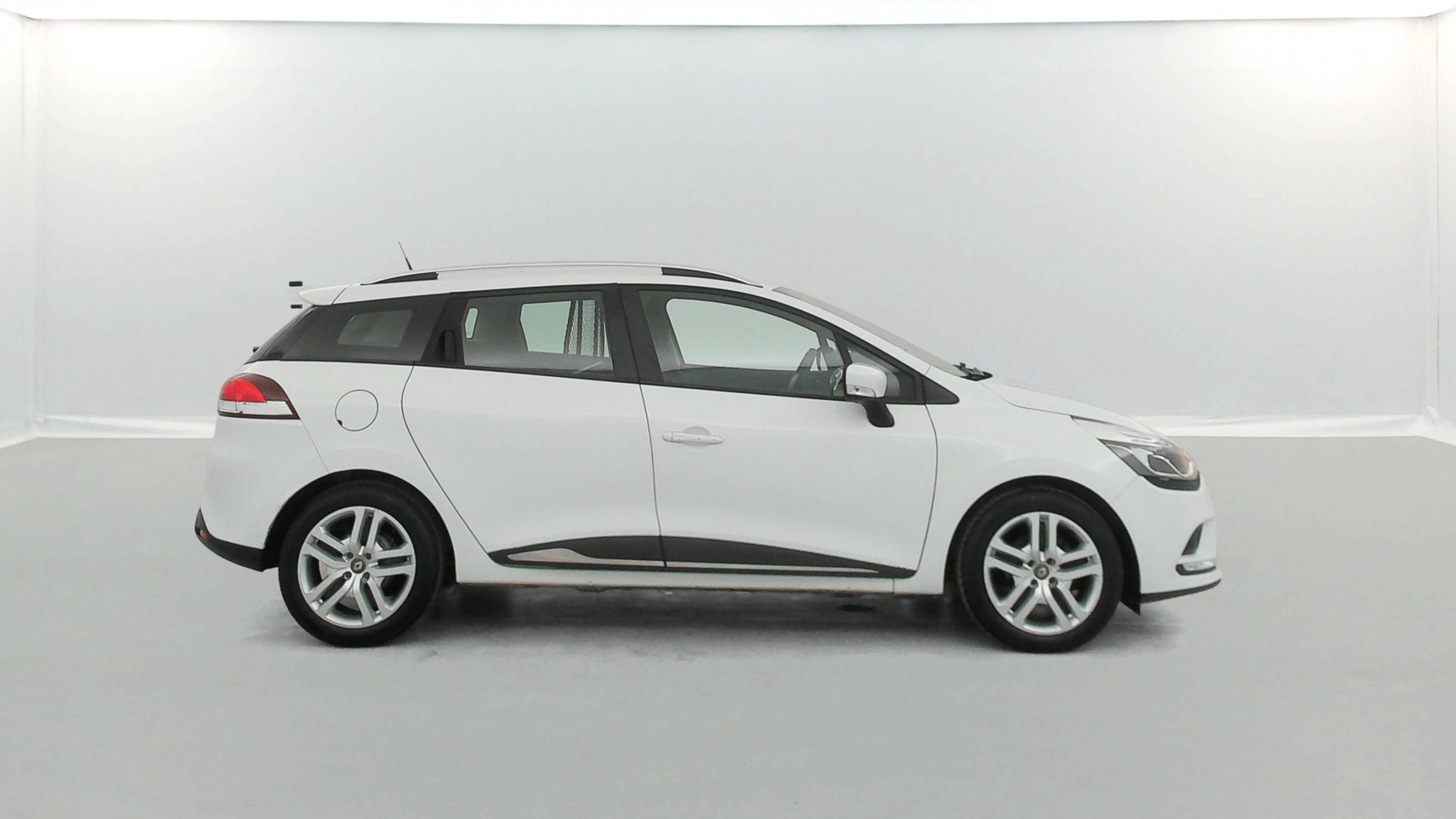 Vente en ligne Renault Clio 4 Estate Clio Estate dCi 90 E6C au prix de 8 690 €