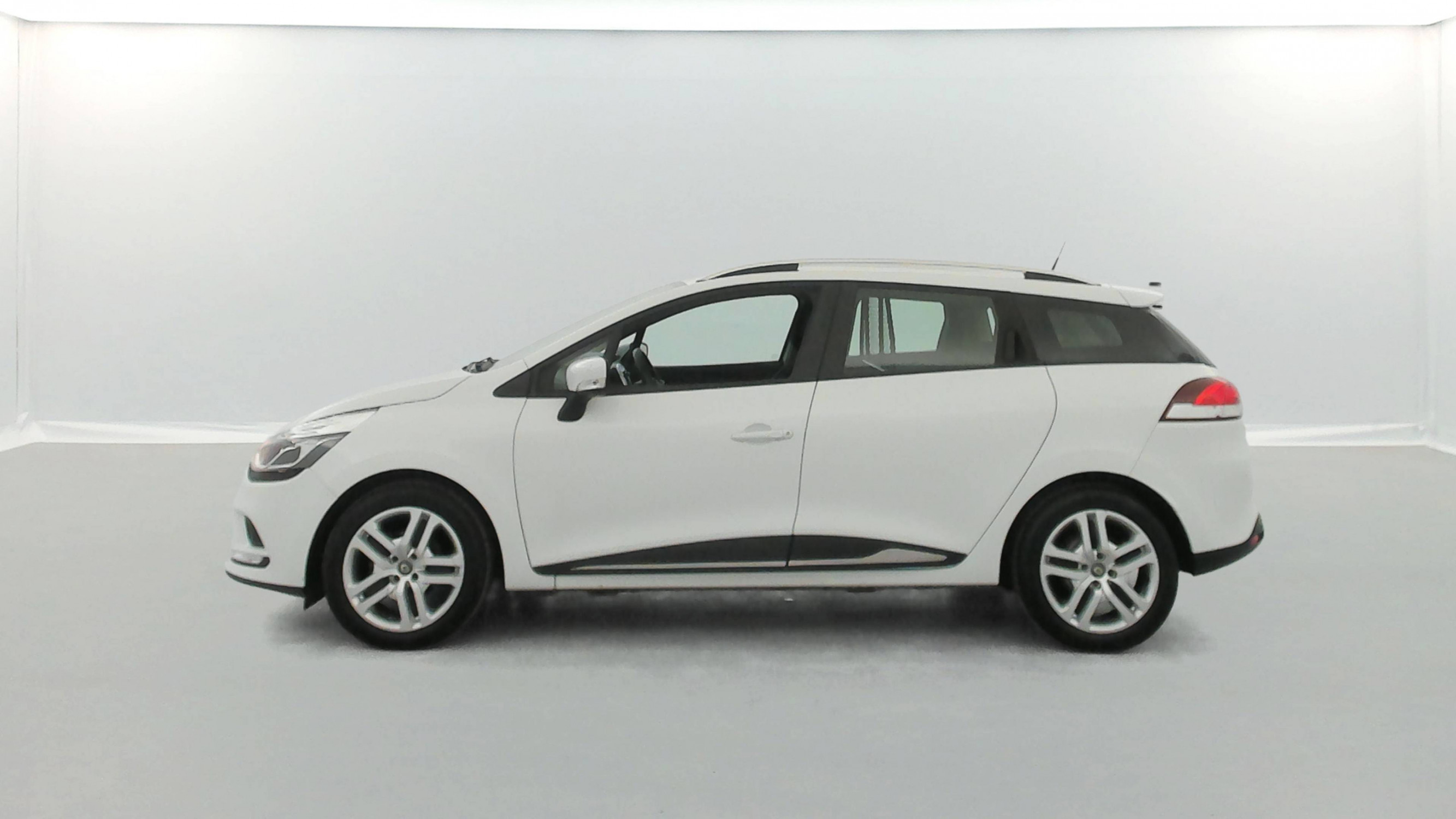 Vente en ligne Renault Clio 4 Estate Clio Estate dCi 90 E6C au prix de 8 690 €