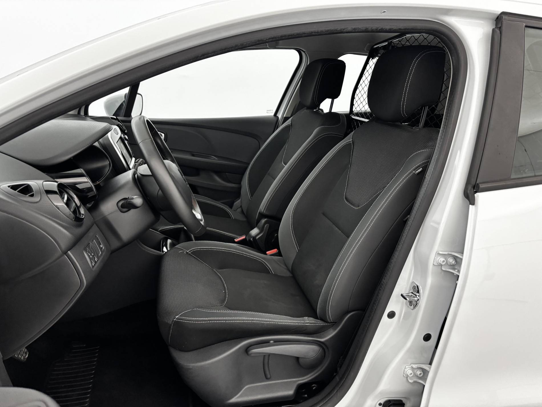 Vente en ligne Renault Clio 4 Estate Clio Estate dCi 90 E6C au prix de 8 690 €