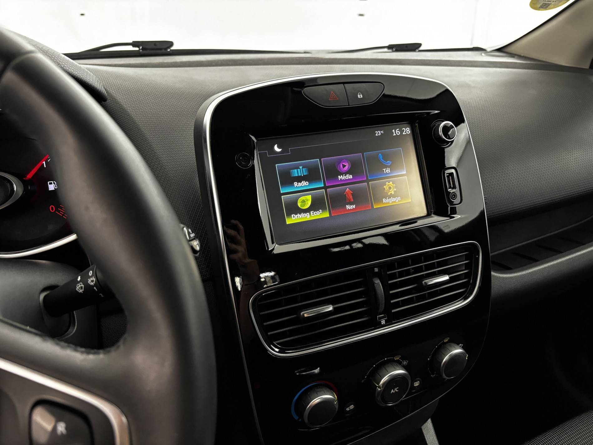 Vente en ligne Renault Clio 4 Estate Clio Estate dCi 90 E6C au prix de 8 690 €