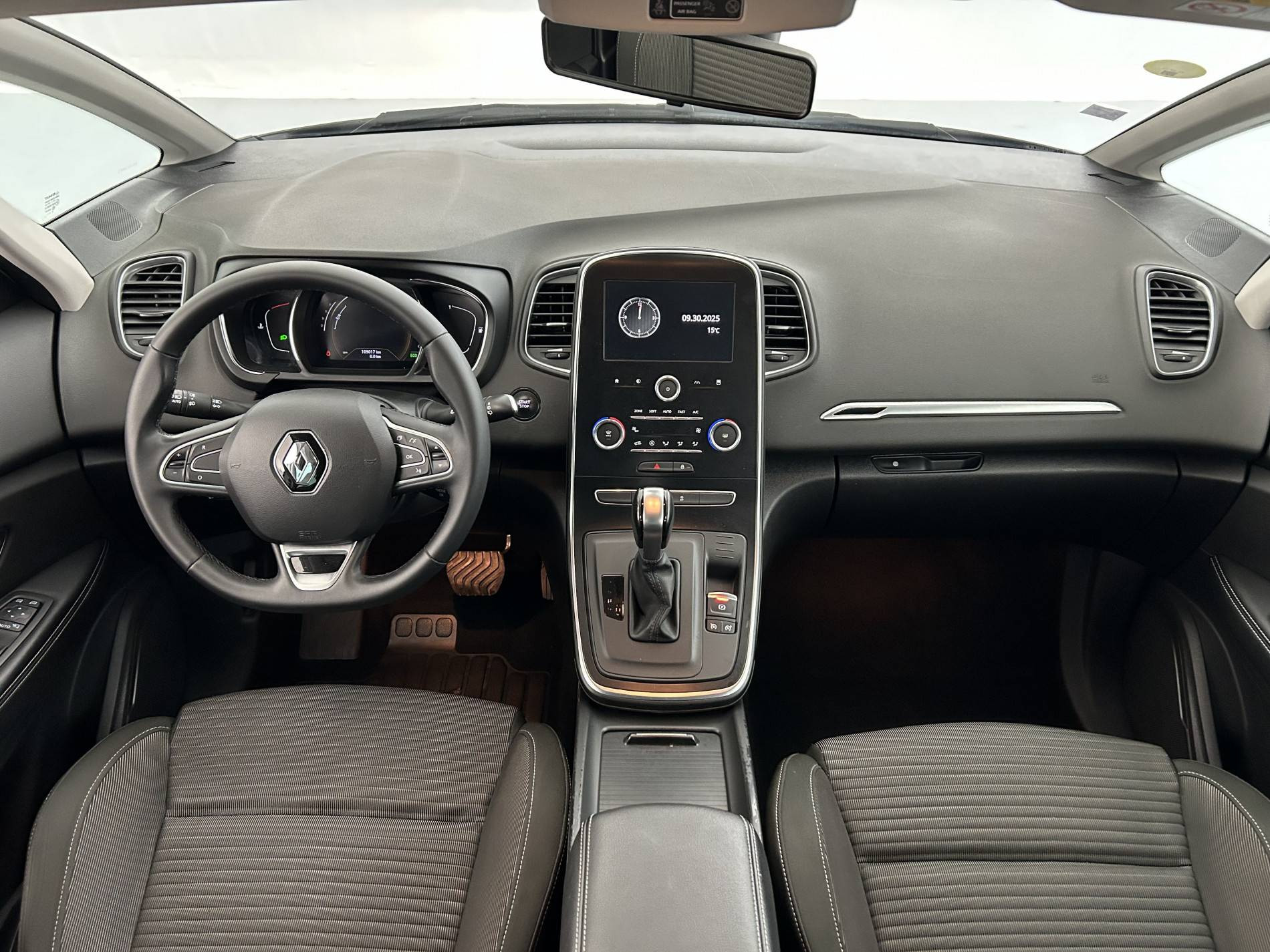 Vente en ligne Renault Grand Scenic 4 Grand Scenic Blue dCi 120 EDC au prix de 16 680 €
