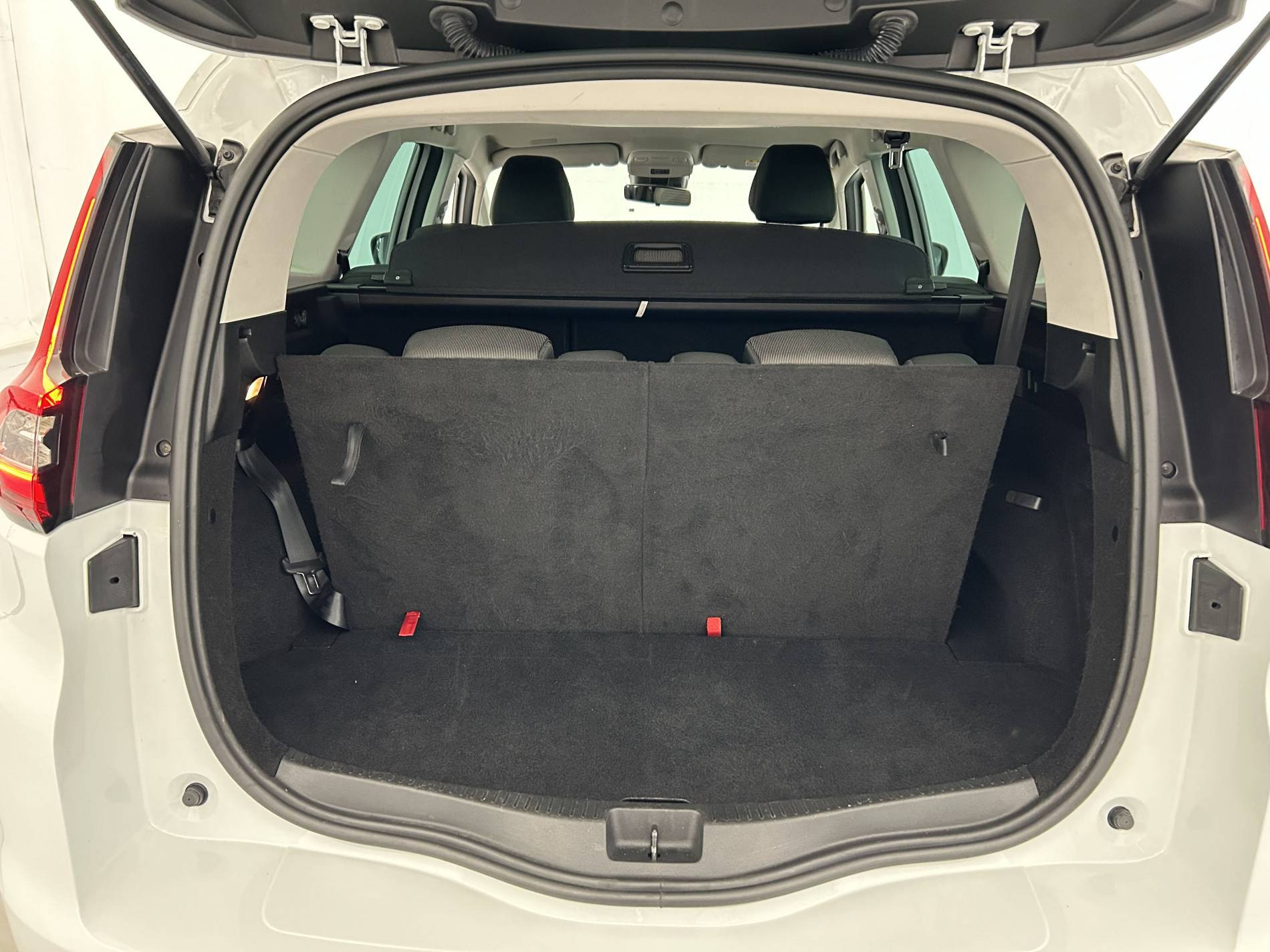 Vente en ligne Renault Grand Scenic 4 Grand Scenic Blue dCi 120 EDC au prix de 16 680 €