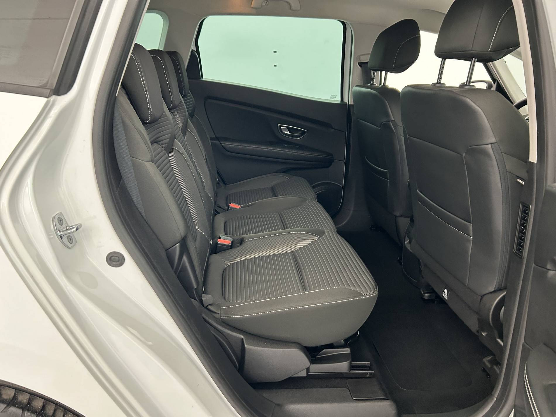 Vente en ligne Renault Grand Scenic 4 Grand Scenic Blue dCi 120 EDC au prix de 16 680 €