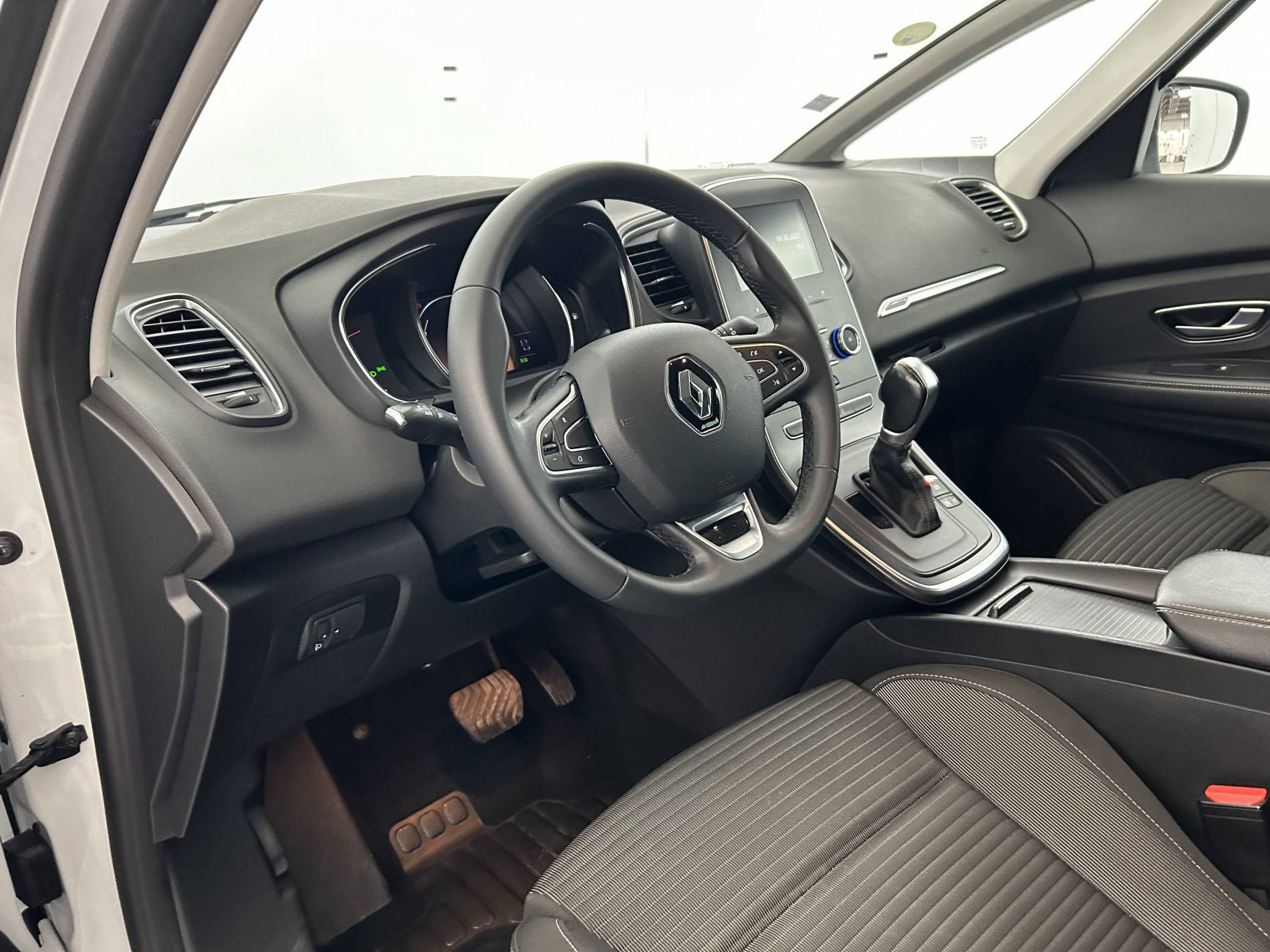 Vente en ligne Renault Grand Scenic 4 Grand Scenic Blue dCi 120 EDC au prix de 16 680 €