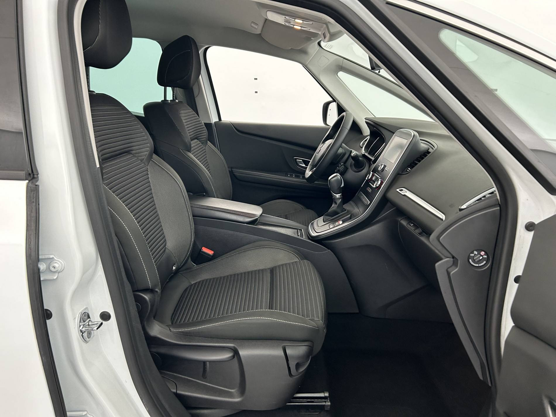 Vente en ligne Renault Grand Scenic 4 Grand Scenic Blue dCi 120 EDC au prix de 16 680 €