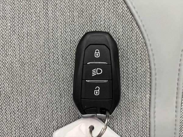 Vente en ligne Peugeot 5008  PureTech 130ch S&S BVM6 au prix de 14 990 €