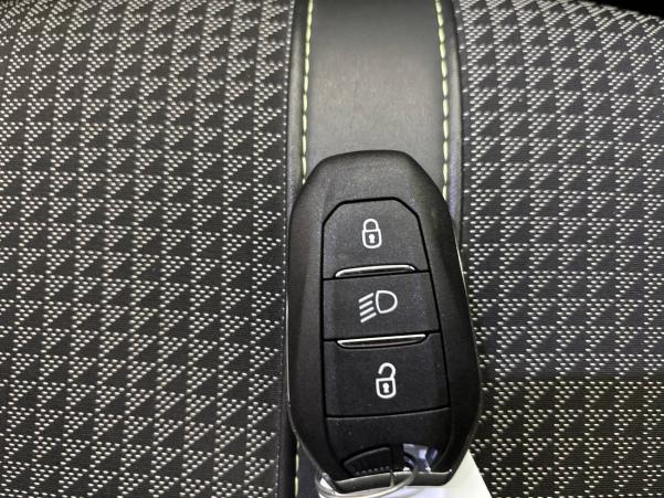 Vente en ligne Peugeot 208  PureTech 100 S&S EAT8 au prix de 14 990 €