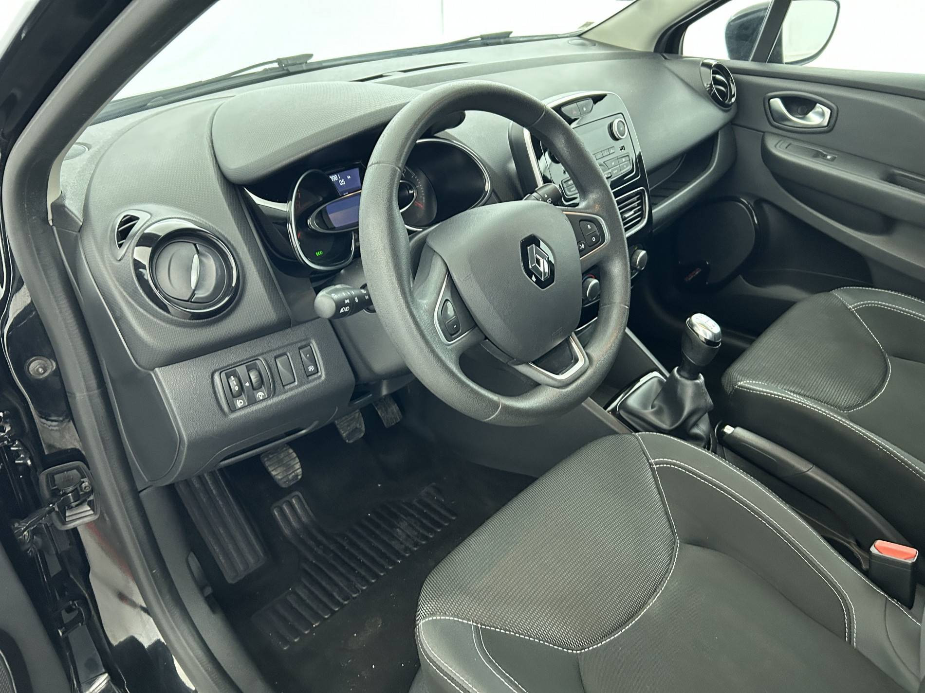 Vente en ligne Renault Clio 4 Clio TCe 90 E6C au prix de 10 890 €