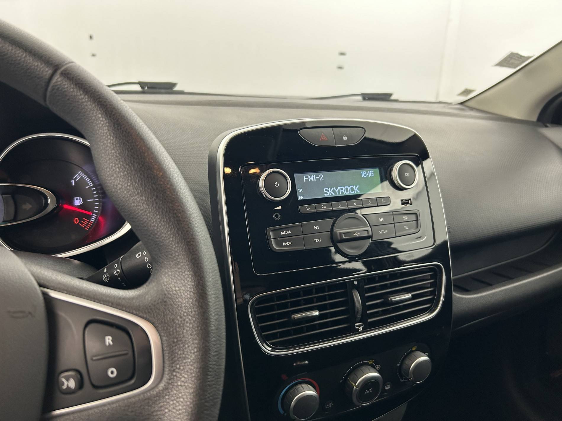 Vente en ligne Renault Clio 4 Clio TCe 90 E6C au prix de 10 890 €