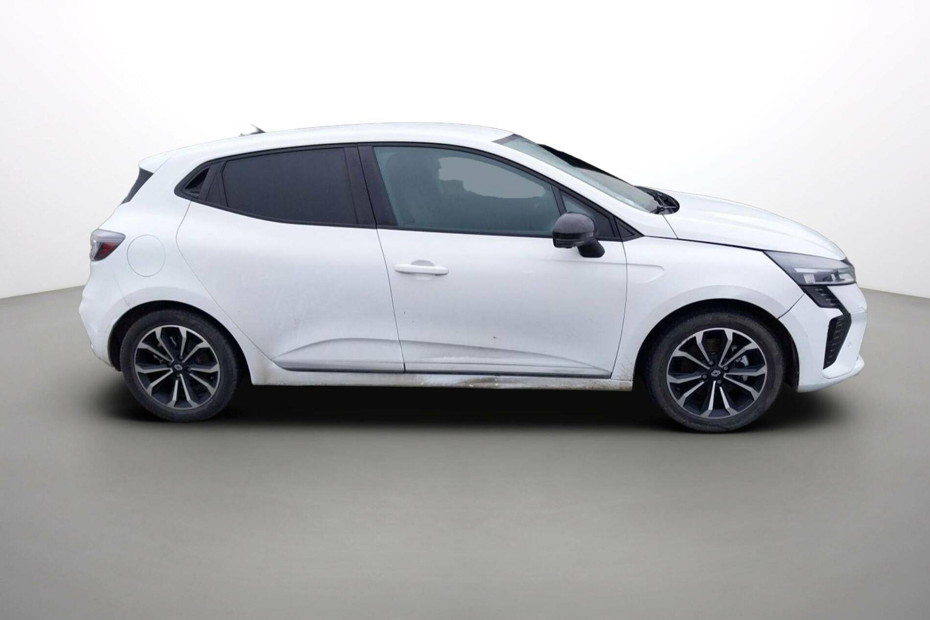 Vente en ligne Renault Clio 5 Clio E-Tech full hybrid 145 au prix de 18 990 €