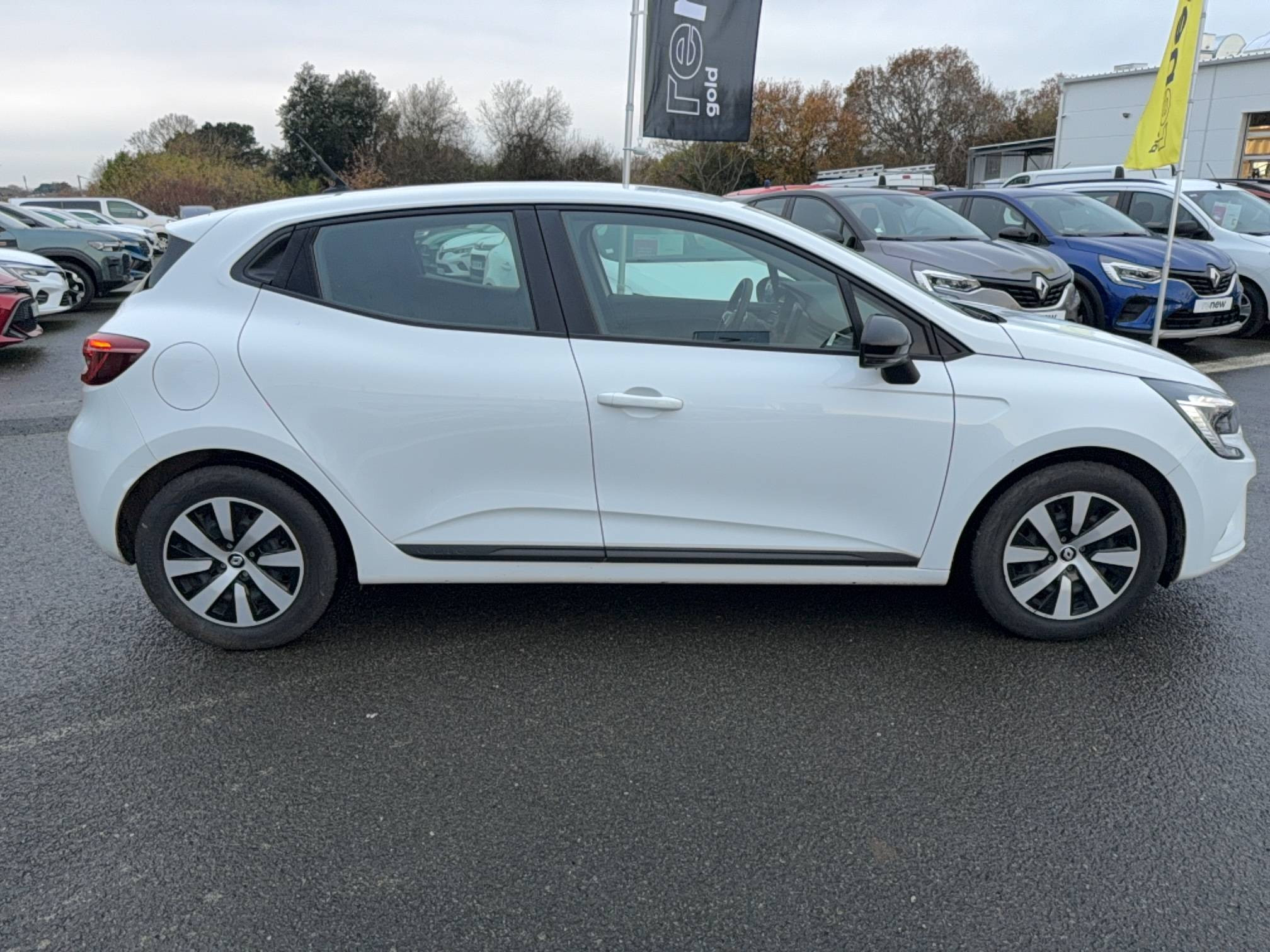 Vente en ligne Renault Clio 5 Clio E-Tech full hybrid 145 au prix de 17 490 €