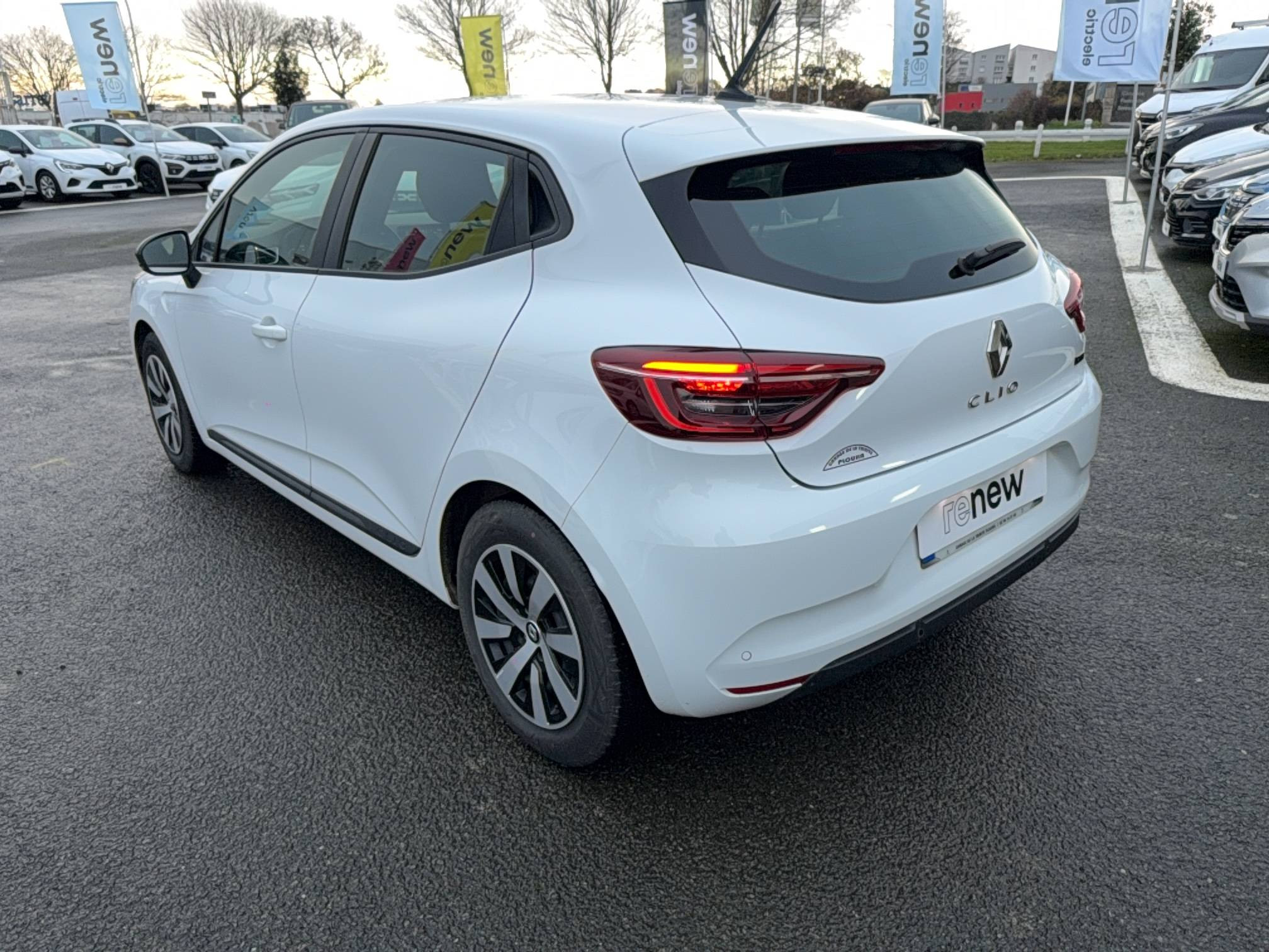Vente en ligne Renault Clio 5 Clio E-Tech full hybrid 145 au prix de 17 490 €