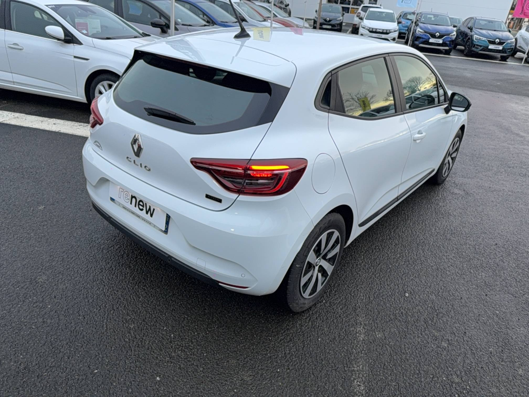Vente en ligne Renault Clio 5 Clio E-Tech full hybrid 145 au prix de 17 490 €