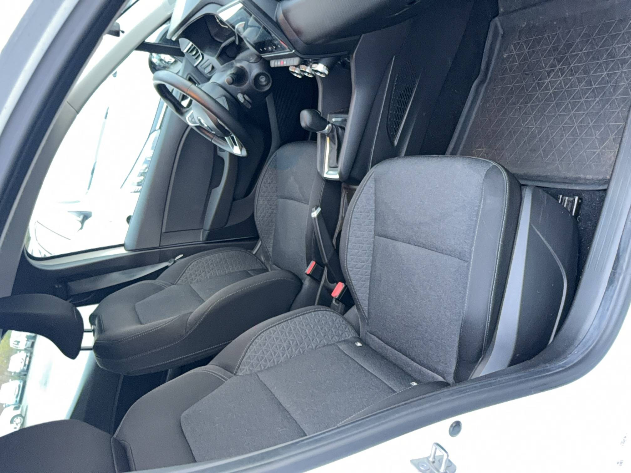 Vente en ligne Renault Clio 5 Clio E-Tech full hybrid 145 au prix de 17 490 €