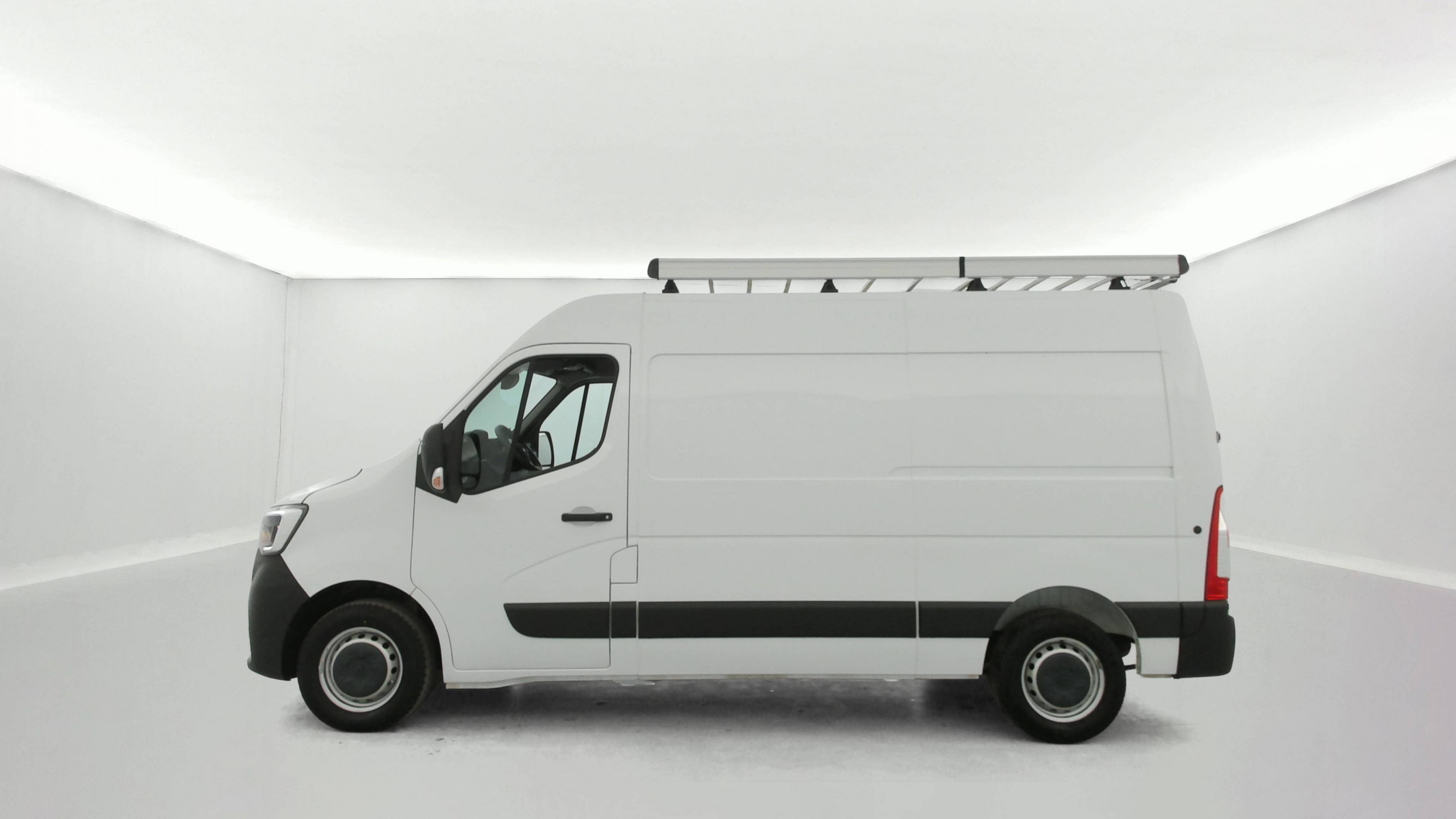 Vente en ligne Renault Master Fourgon MASTER FGN TRAC F3500 L2H2 BLUE DCI 180 BVR au prix de 29 490 €