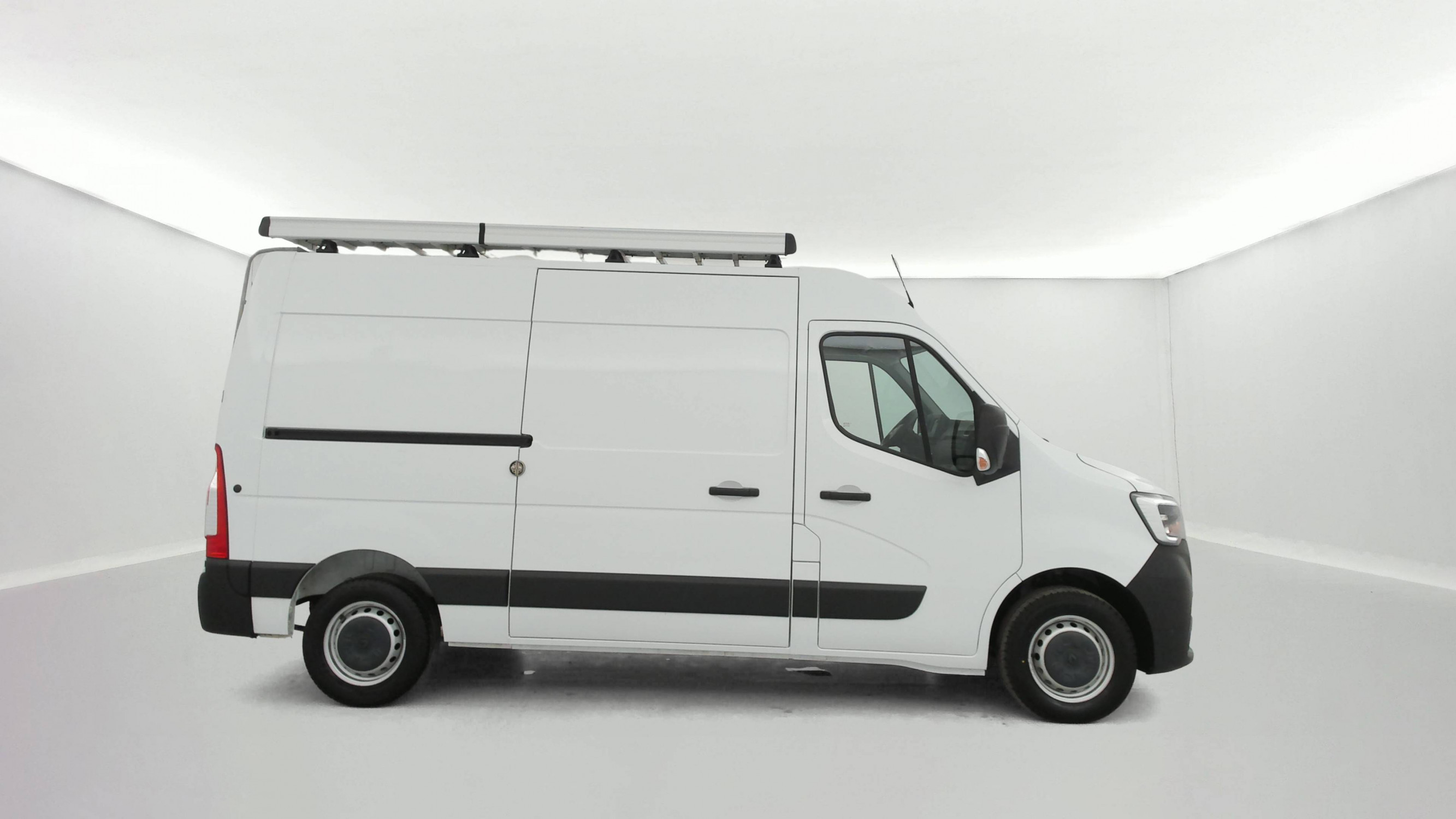 Vente en ligne Renault Master Fourgon MASTER FGN TRAC F3500 L2H2 BLUE DCI 180 BVR au prix de 29 490 €